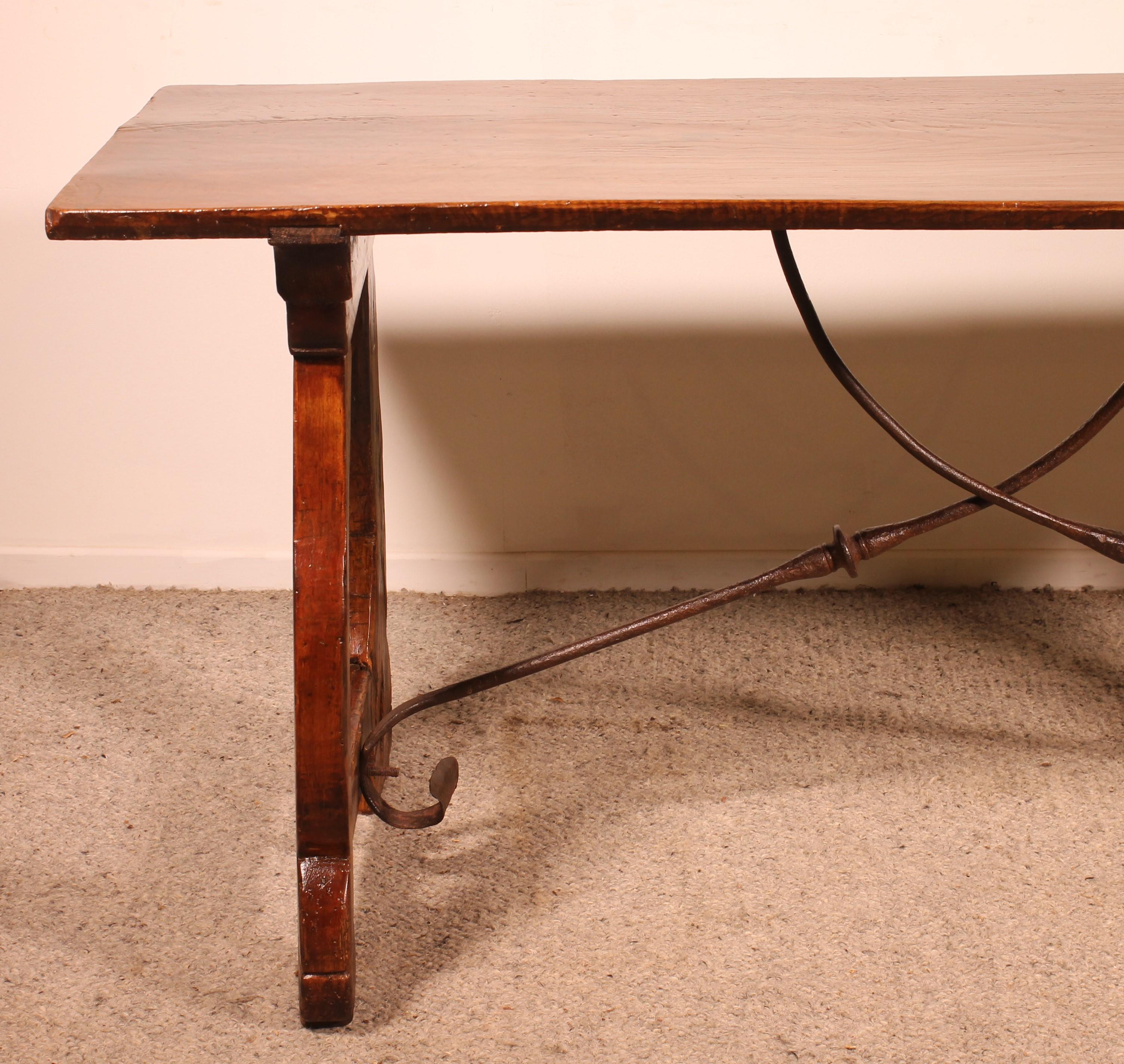 Spanish table with lyre legs from the Spanish Renaissance of the 17th century

large table which has a very beautiful chestnut top in one piece with a beautiful patina
It rests on a Pichpin base with lyre legs carved on one side connected with a