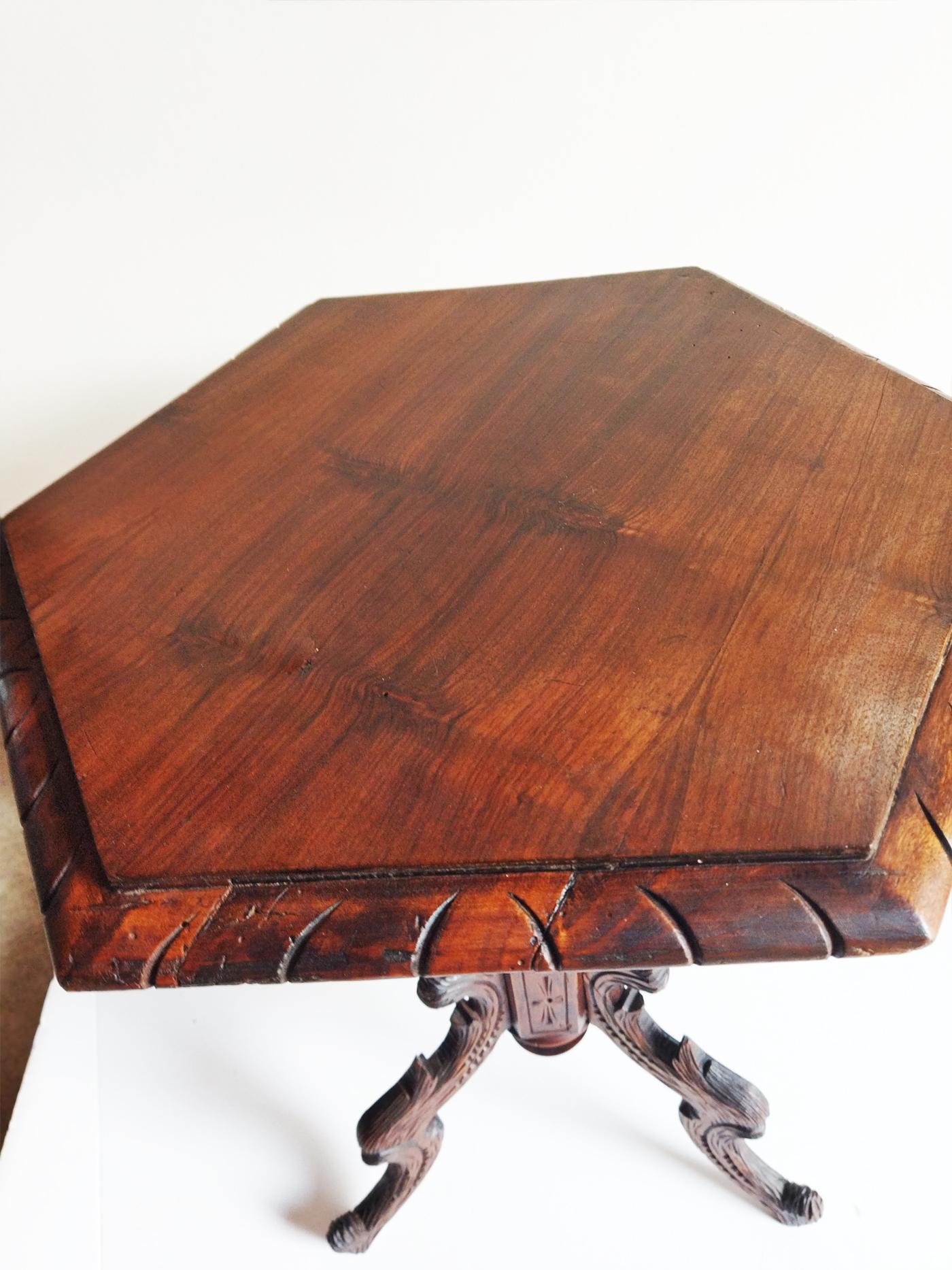 Table Gueridon 19th Century Spanish Occasional  Three Caved Legs For Sale 3