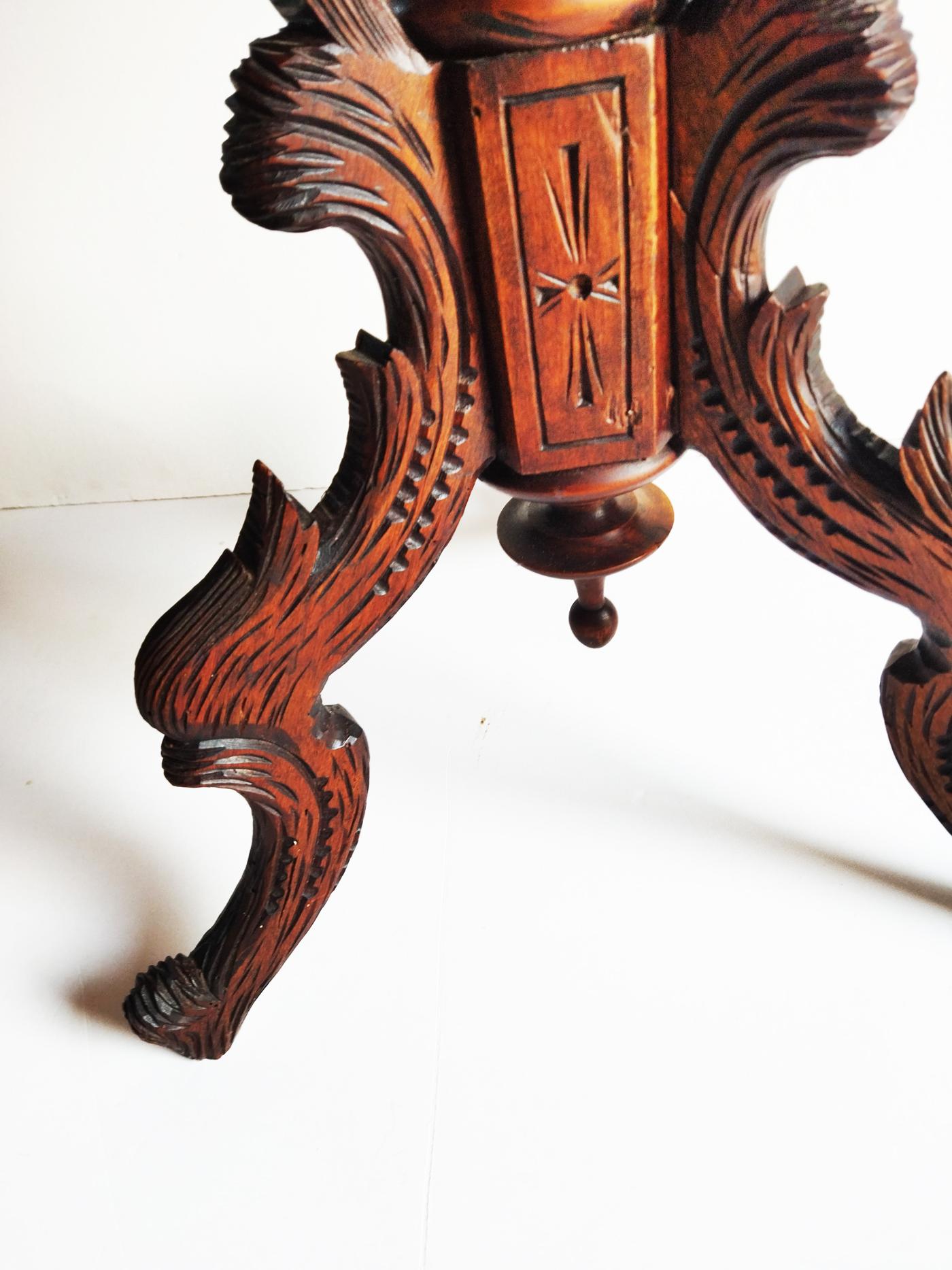 Table Gueridon 19th Century Spanish Occasional  Three Caved Legs For Sale 5