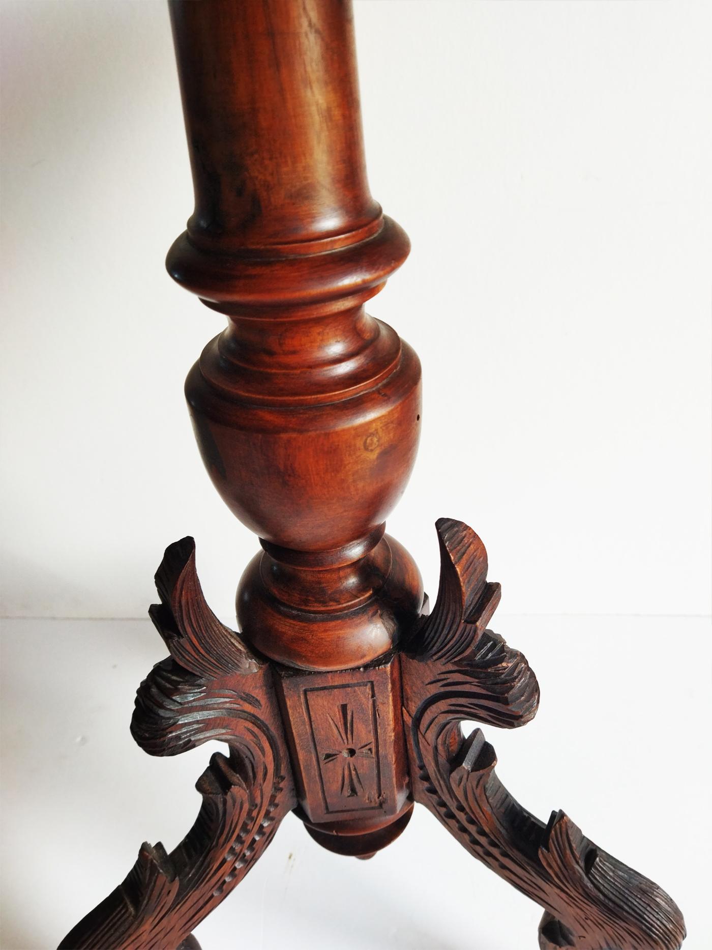 Spectacular Gueridon with a hexagonal shape and tripod-shaped legs carved with oriental reminiscences, very much in the taste of the 19th century
The upper part is carved around, very typical of the old Spanish tables
The table is in perfect
