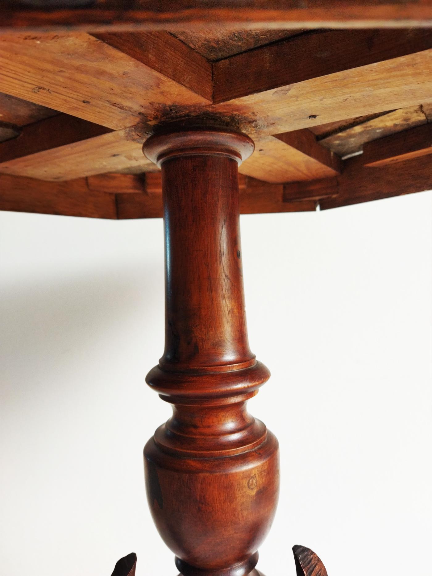 Table Gueridon 19th Century Spanish Occasional  Three Caved Legs In Excellent Condition For Sale In Mombuey, Zamora