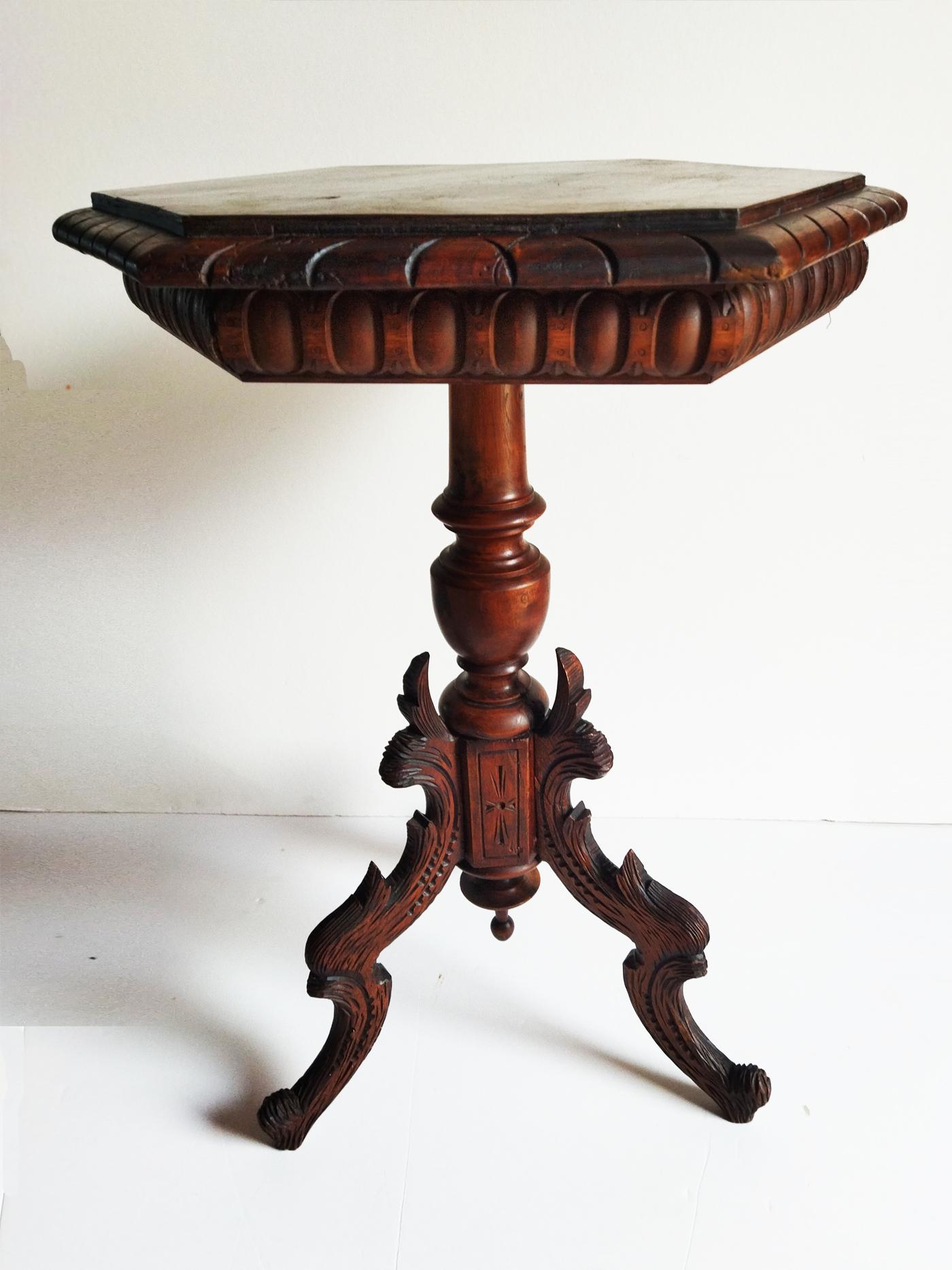 Table Gueridon 19th Century Spanish Occasional  Three Caved Legs For Sale 1