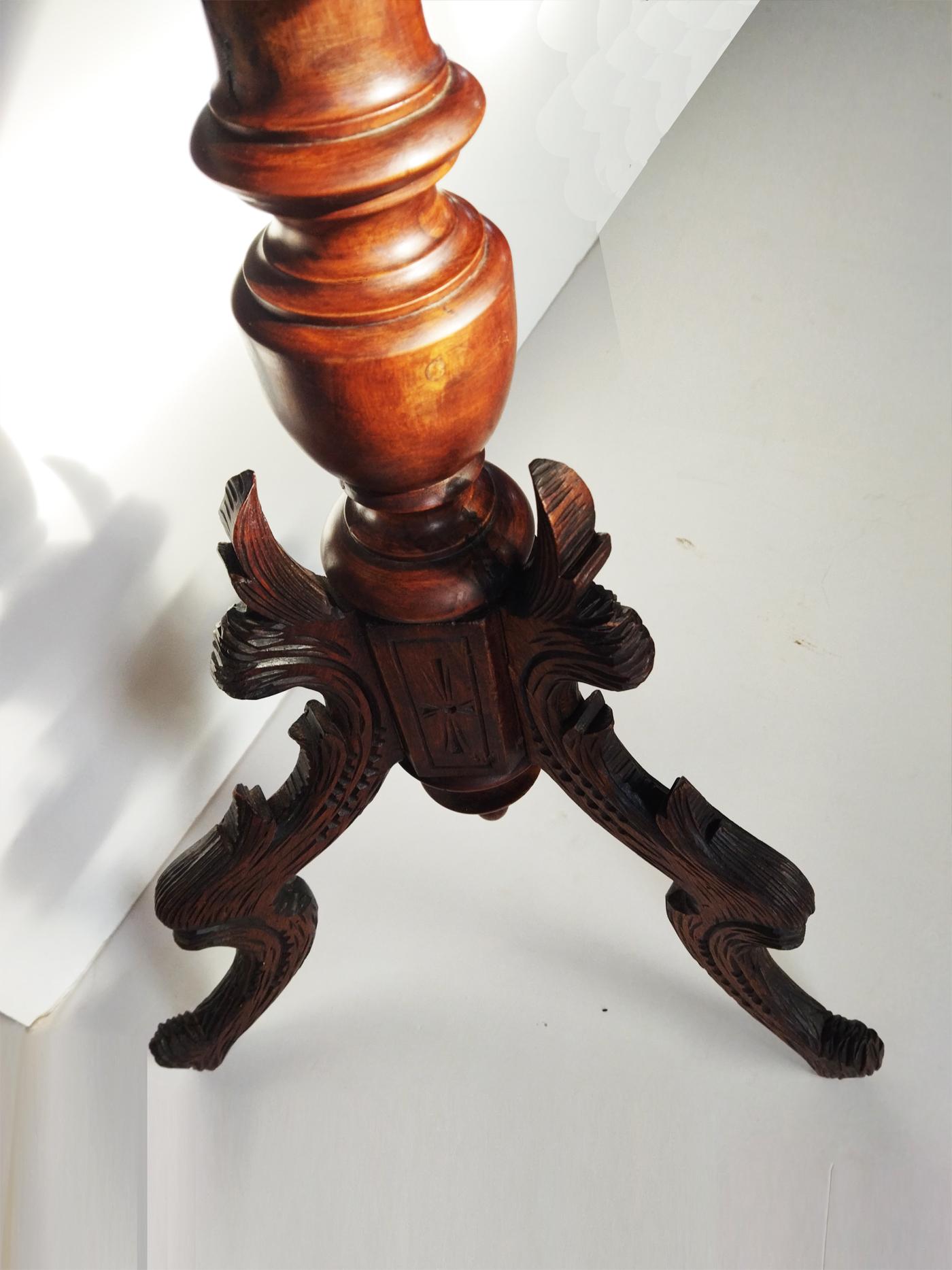 Table Gueridon 19th Century Spanish Occasional  Three Caved Legs For Sale 2