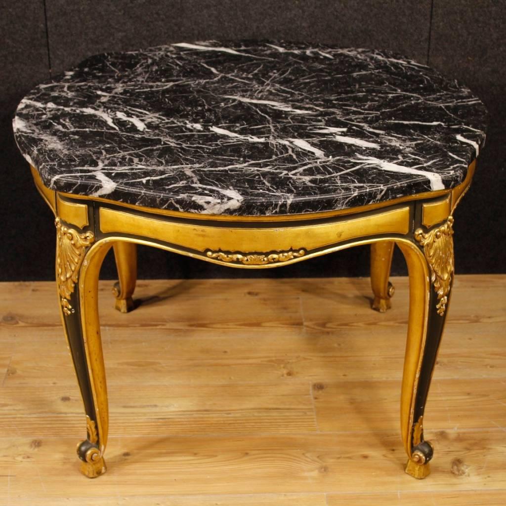 Spanish table from 20th century. High quality furniture with carved, lacquered and gilded wooden base. Top in original marble of excellent measure and service. Table of fabulous decor, good stability and solidity. It has some small drops of color,
