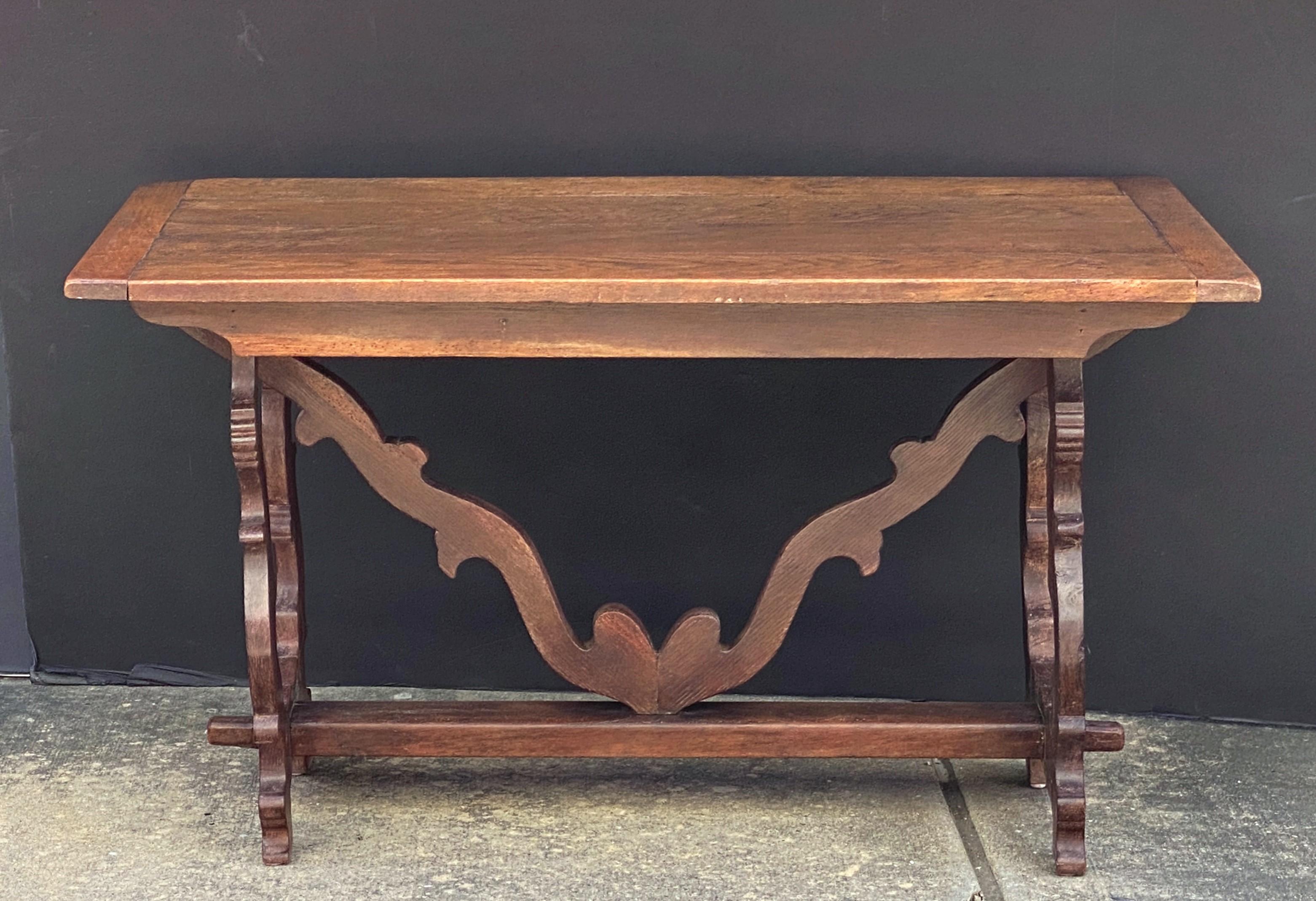 Mesa española de roble tallada a mano de principios del siglo XIX Barroco en venta