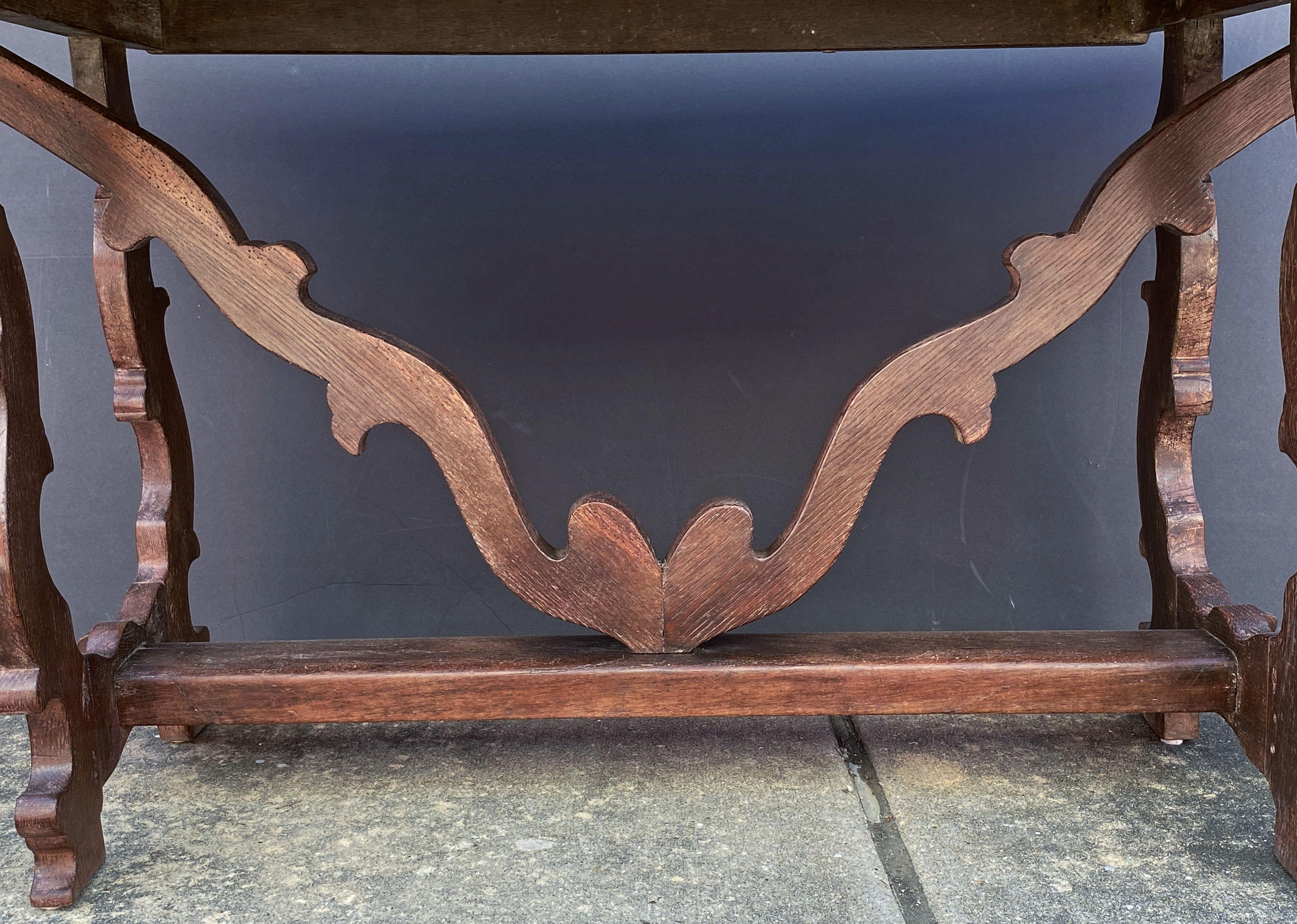 Mesa española de roble tallada a mano de principios del siglo XIX en Bueno estado para la venta en Austin, TX