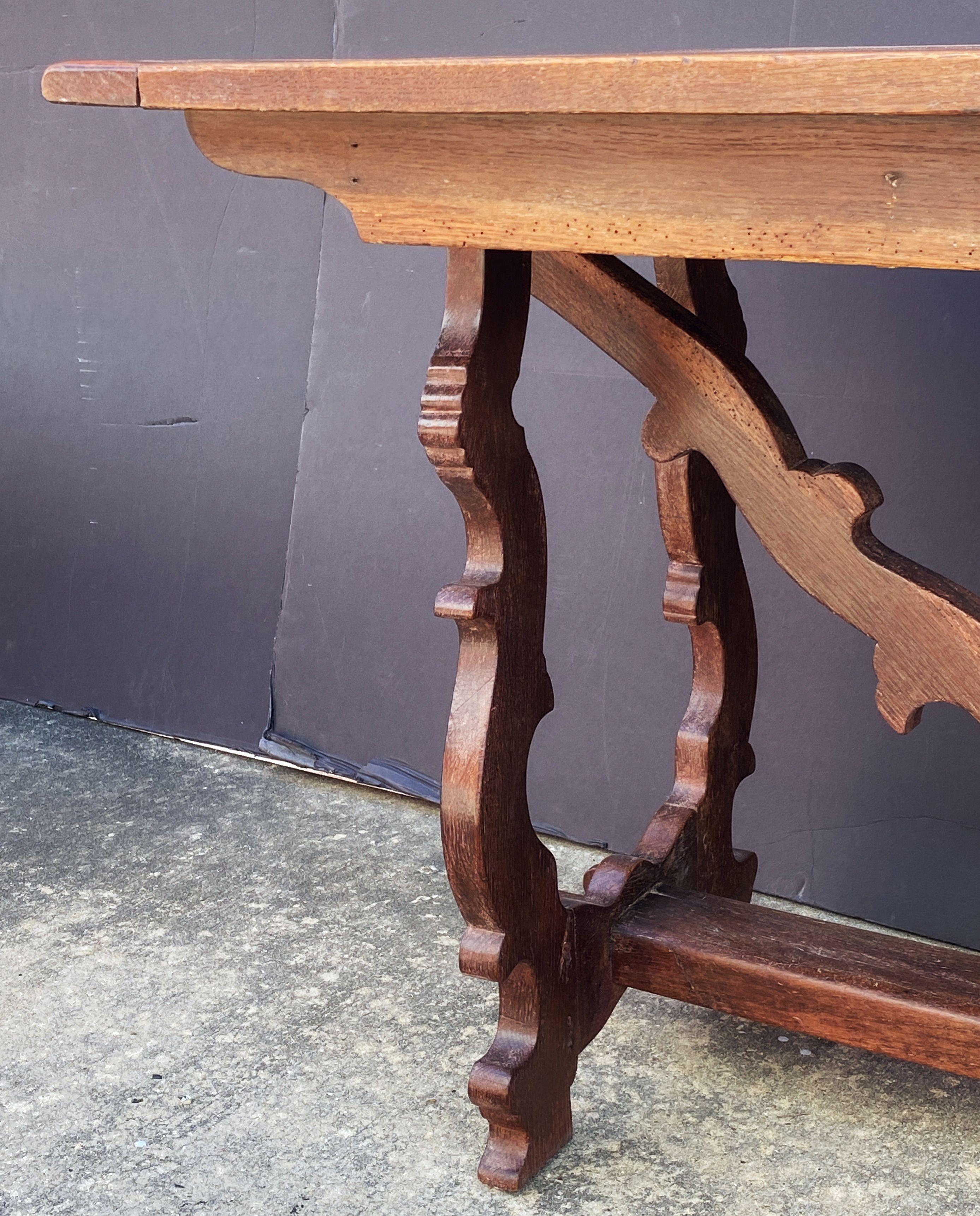 Mesa española de roble tallada a mano de principios del siglo XIX Madera en venta