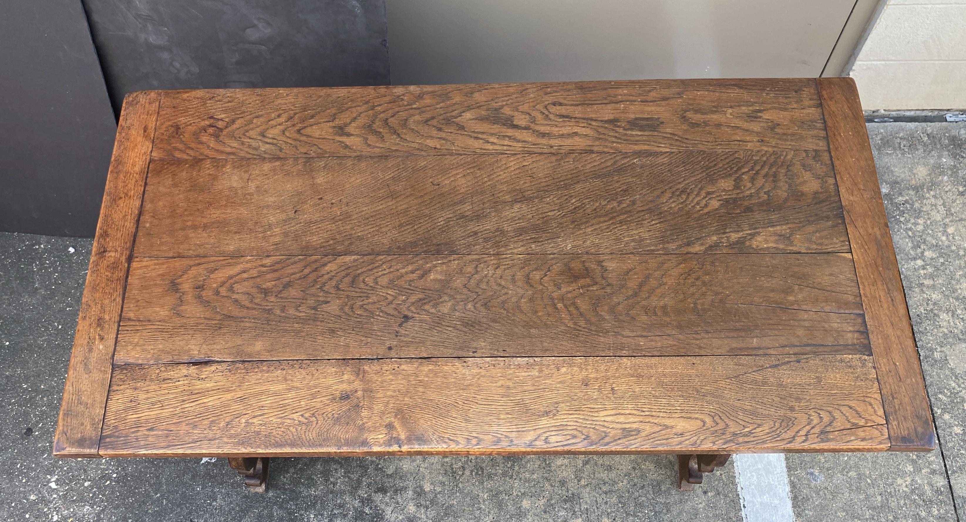 Mesa española de roble tallada a mano de principios del siglo XIX en venta 1