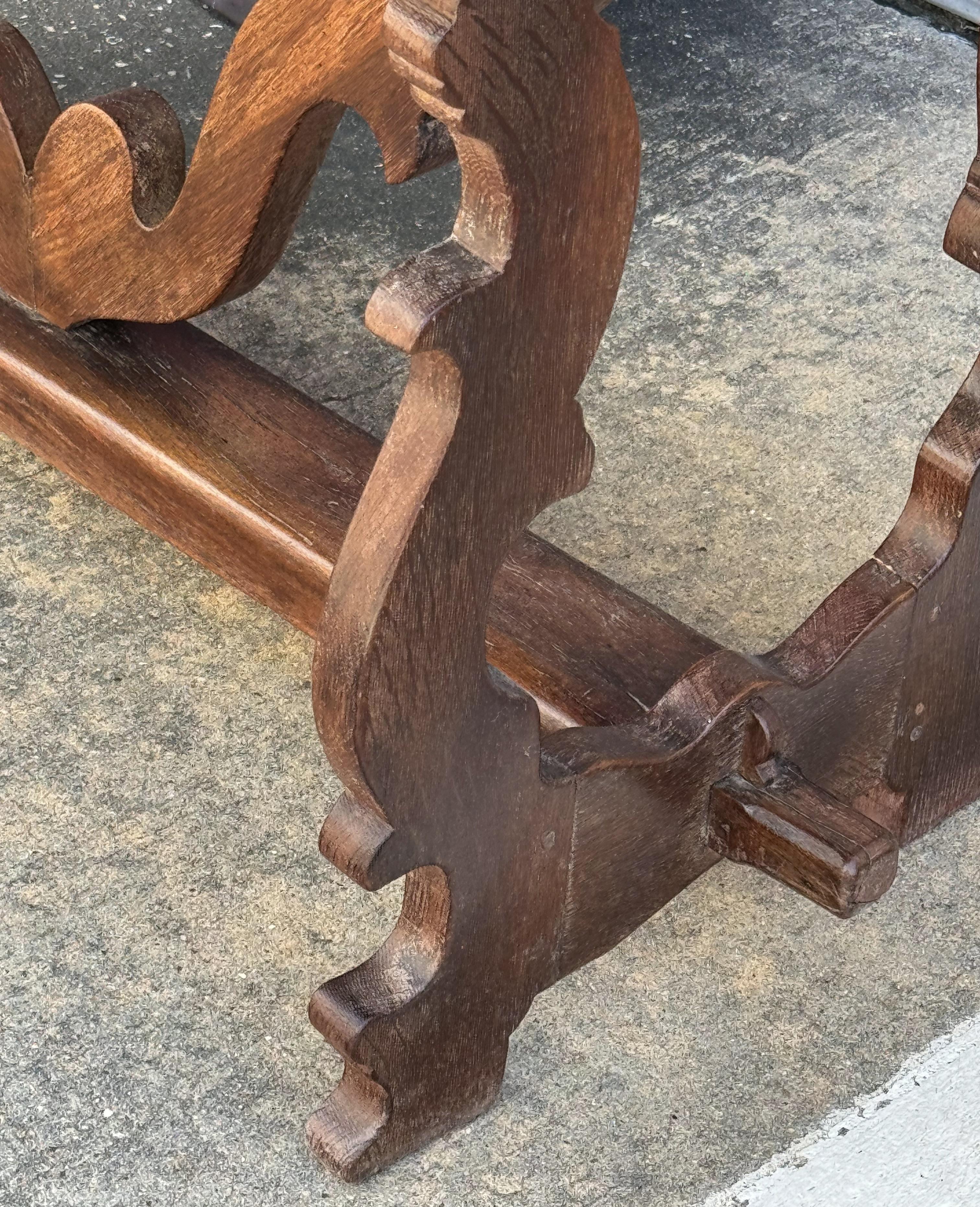 Mesa española de roble tallada a mano de principios del siglo XIX en venta 2