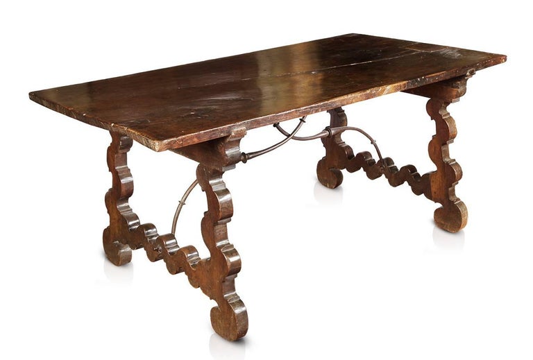 Walnut wood, with wrought iron fasteners and one piece board.
Baroque style lira leg table, entirely made of walnut, with carved profile legs and rectangular one-piece board with smooth profile. The legs have a mixtilíneo cut, based on incoming and
