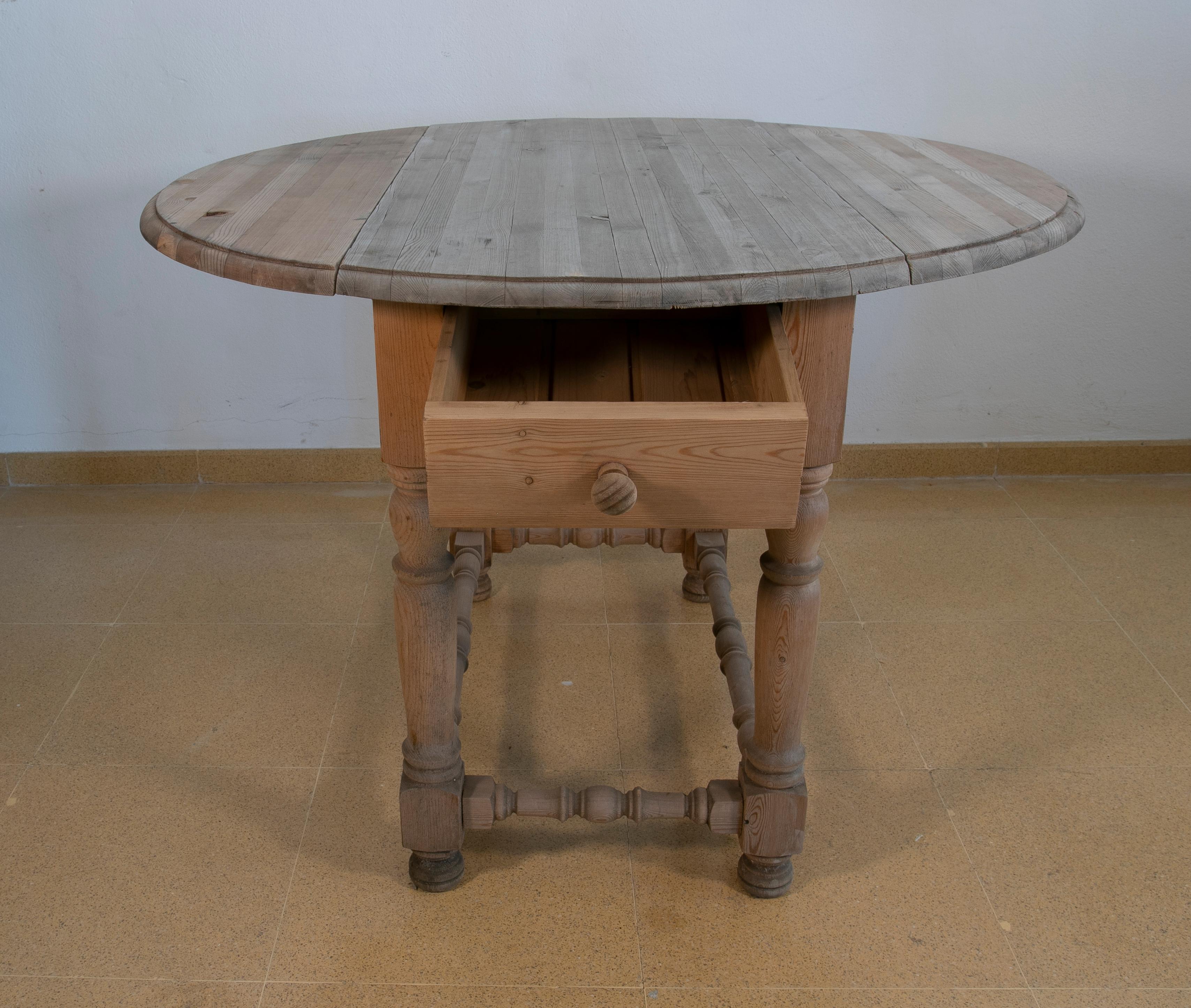 Spanish Table with Pine Wooden Wings and Drawers In Good Condition For Sale In Marbella, ES