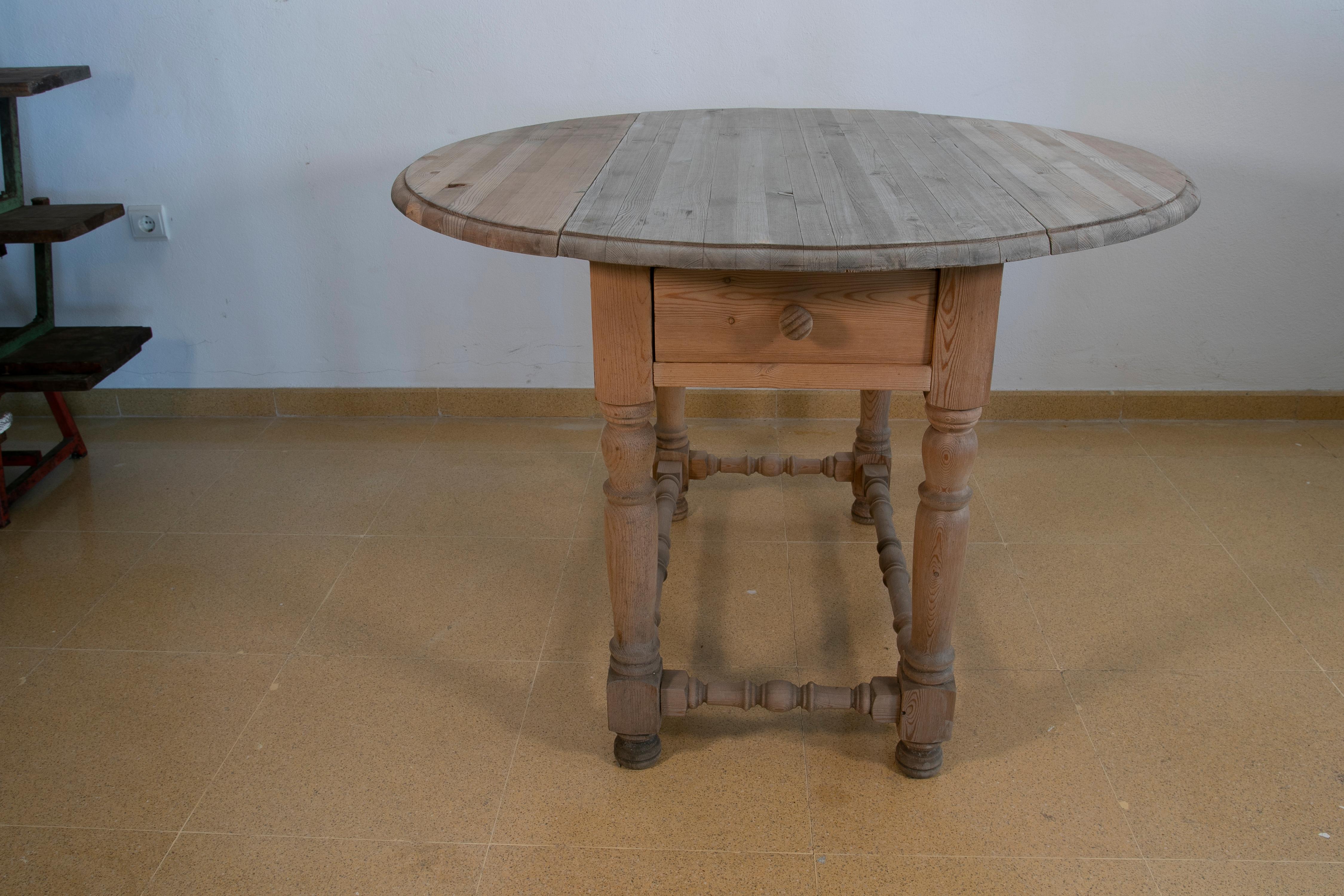 20th Century Spanish Table with Pine Wooden Wings and Drawers For Sale