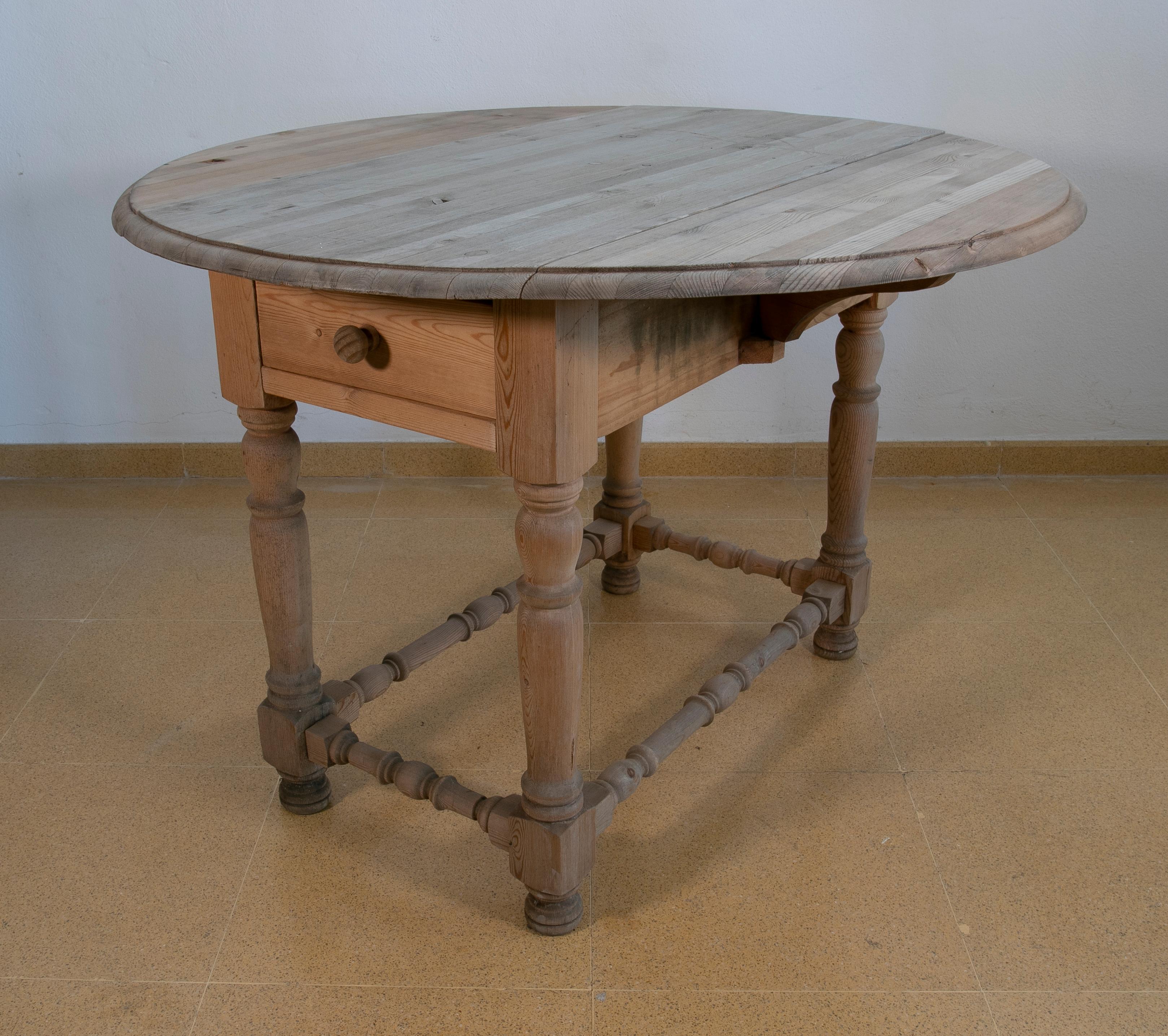 20ième siècle Table espagnole avec ailes et tiroirs en pin en vente