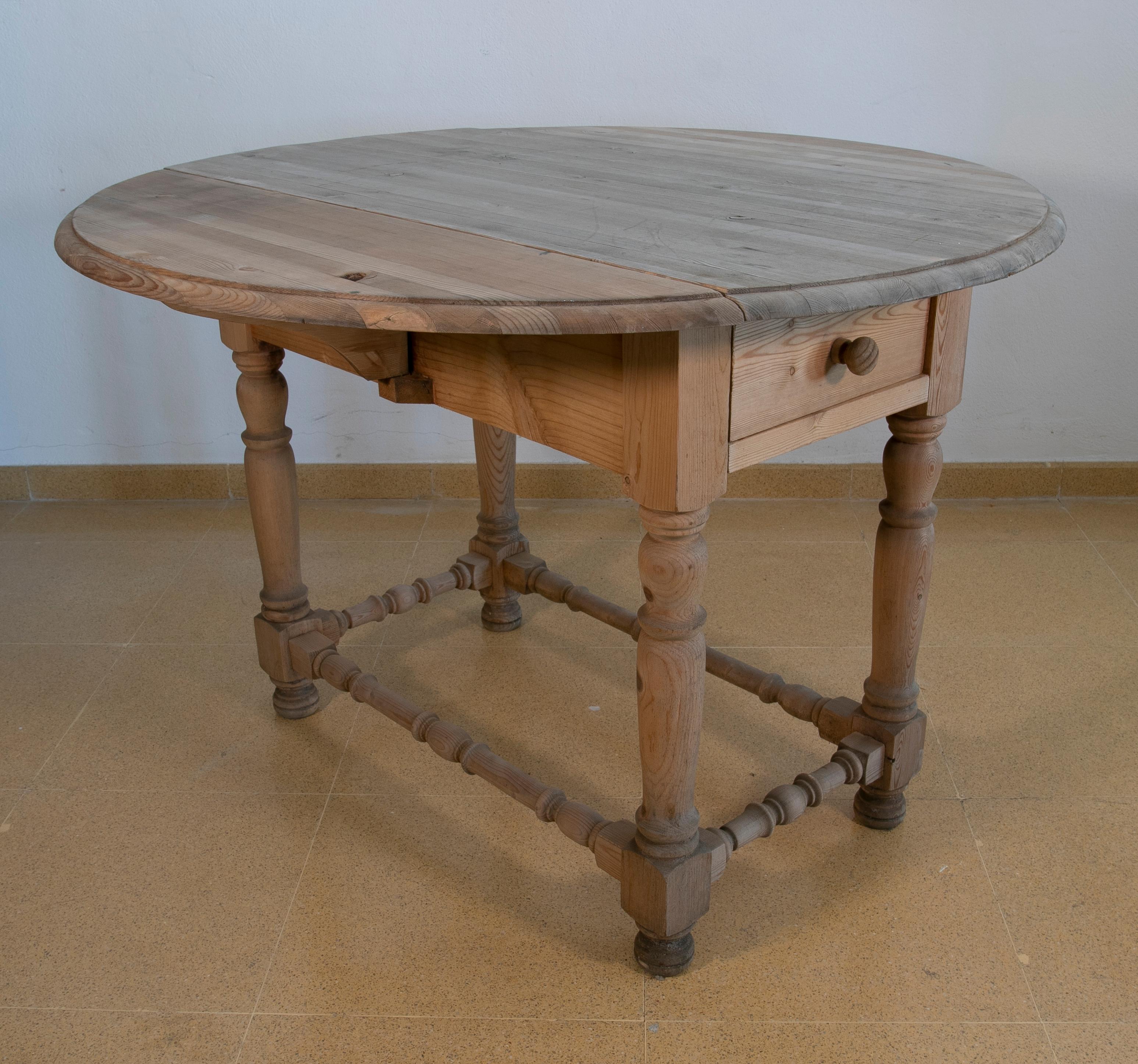 Spanischer Tisch aus Kiefernholz mit Flügeln und Schubladen (Holz) im Angebot