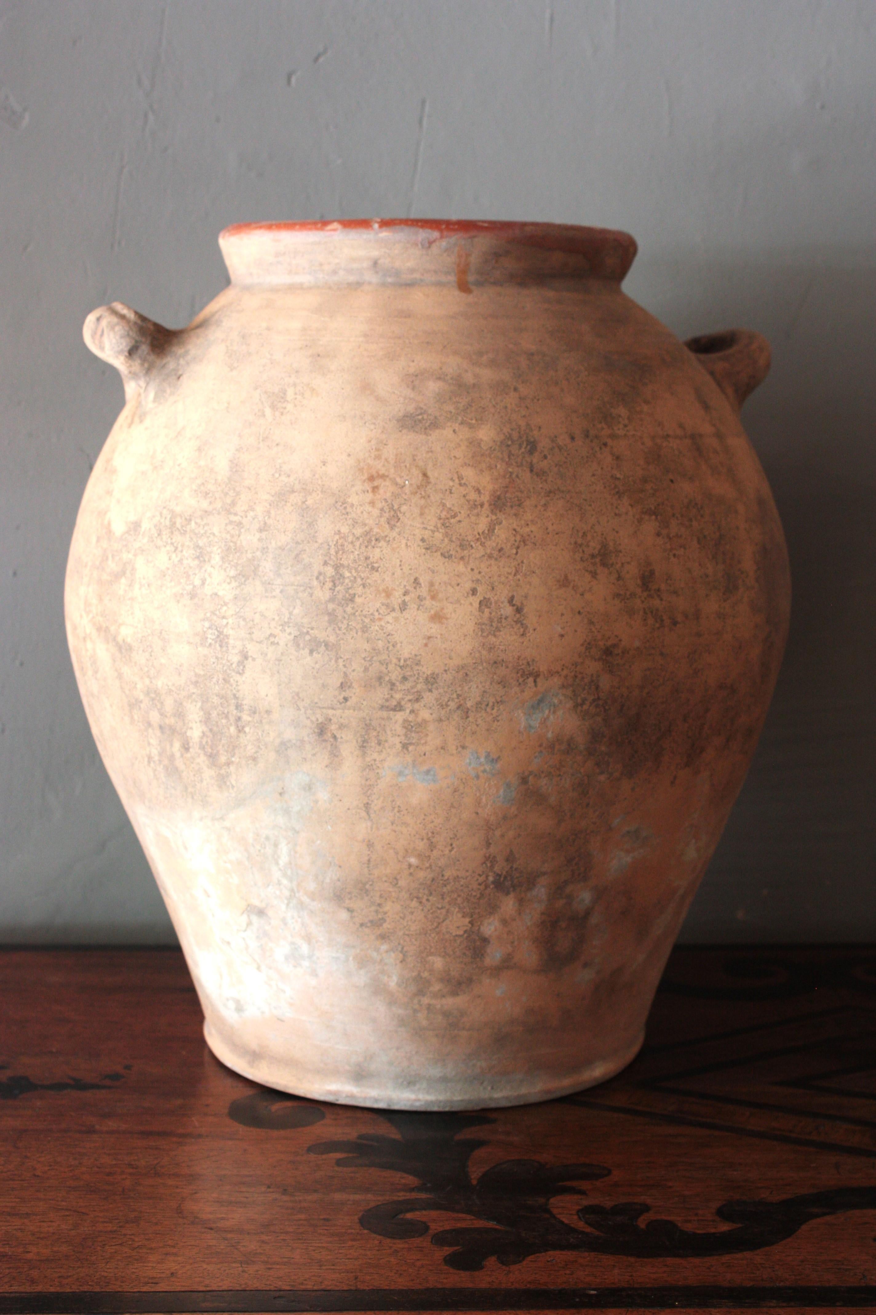 Vaso con manico in terracotta con olio d'oliva spagnolo andaluso
_______________________________________________________________________
Vaso da conserva in terracotta fatto a mano con manici proveniente dall'Andalusia, Spagna, anni 1890-1930.
Orza