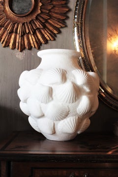 Großes spanisches JAR aus Terrakotta aus den 1940er Jahren mit Muschelmotiven und kalkfarbener Oberfläche