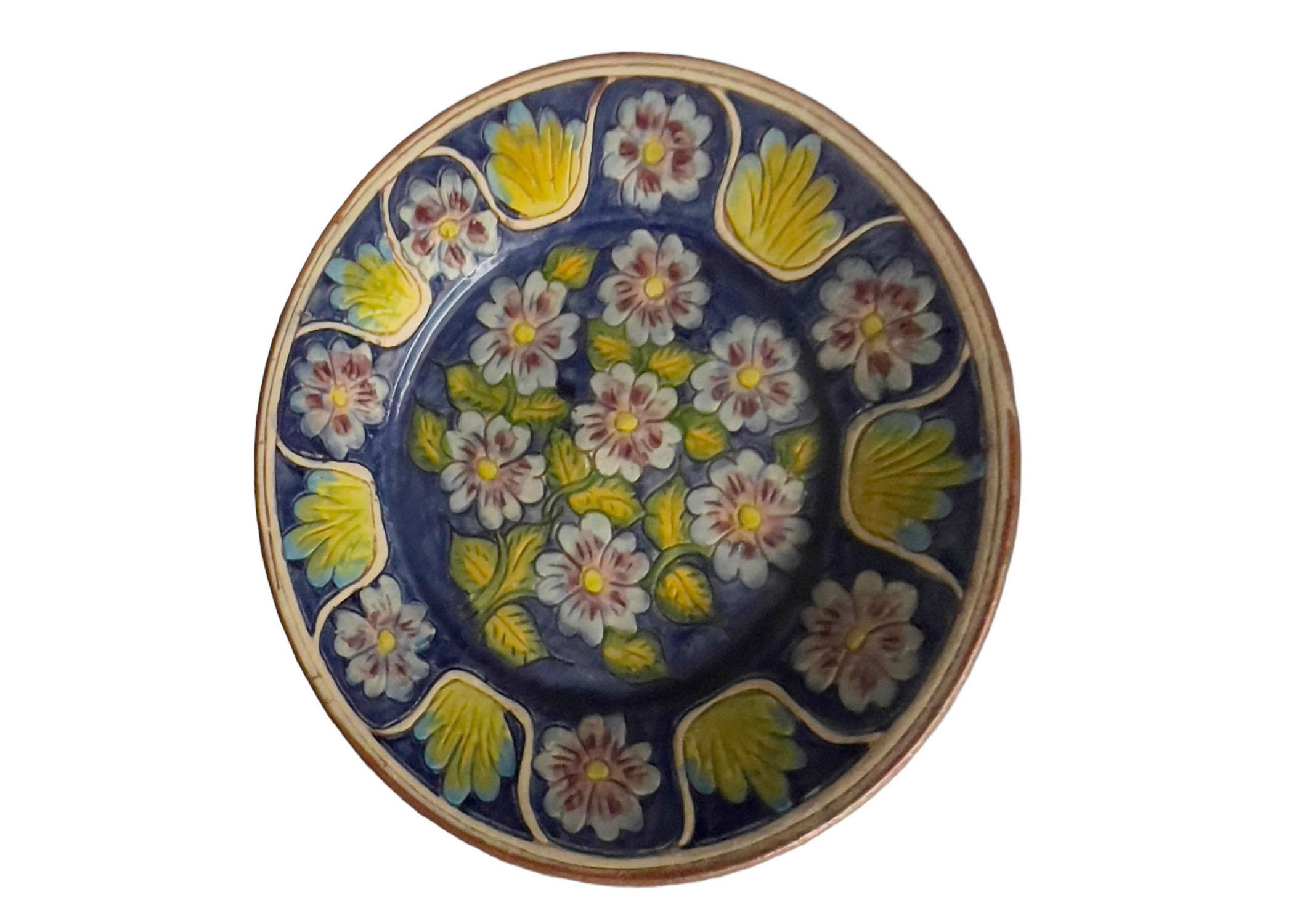 Vintage-Teller aus Terrakotta mit blau-gelbem Blumendekor aus Spanien. Um 1960er.