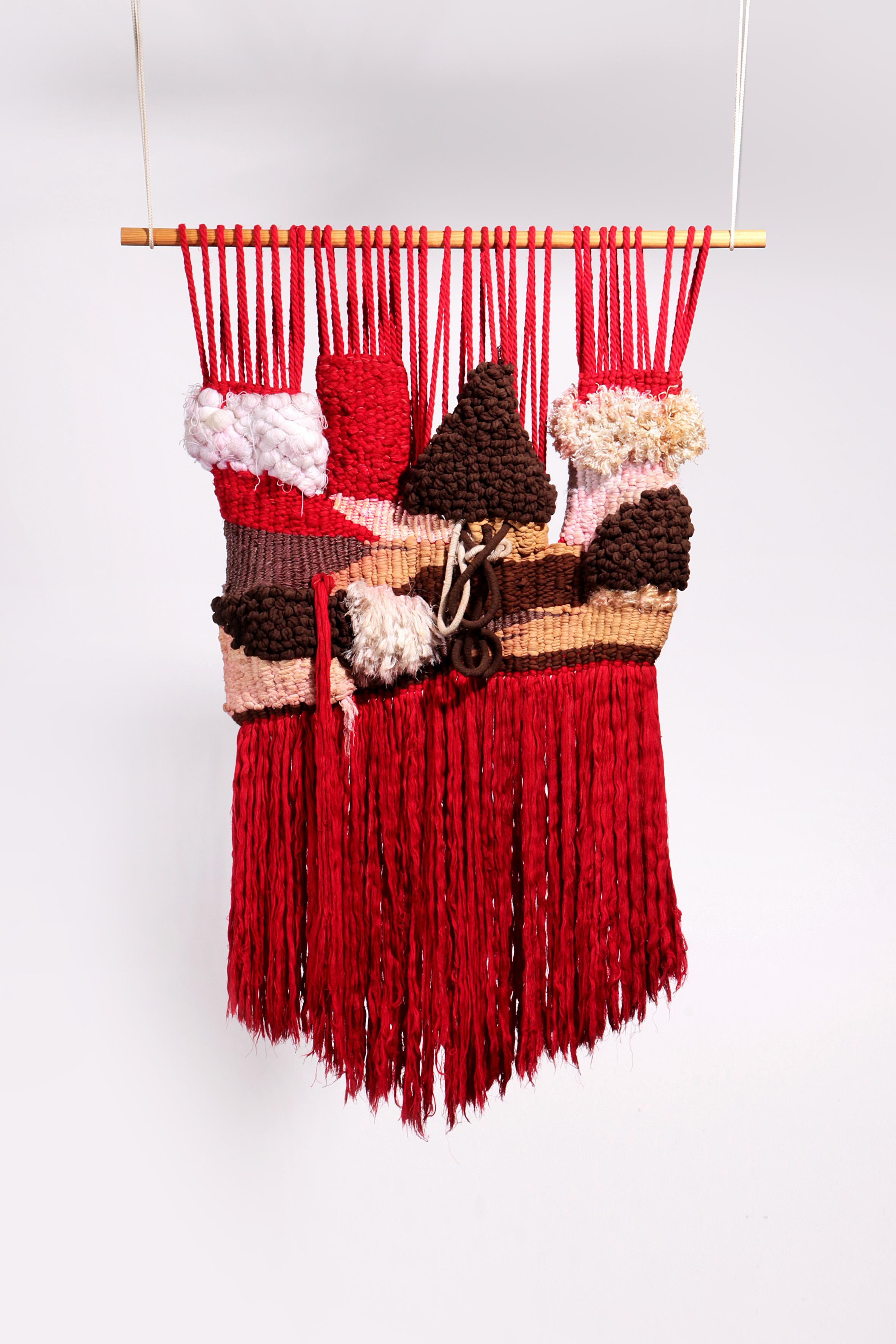 This beautiful macramé tapestry from the 1970s is a true work of art that gives your interior a unique and stylish look. Handcrafted in Spain, this large tapestry is composed of different textures and materials, resulting in beautiful patterns and