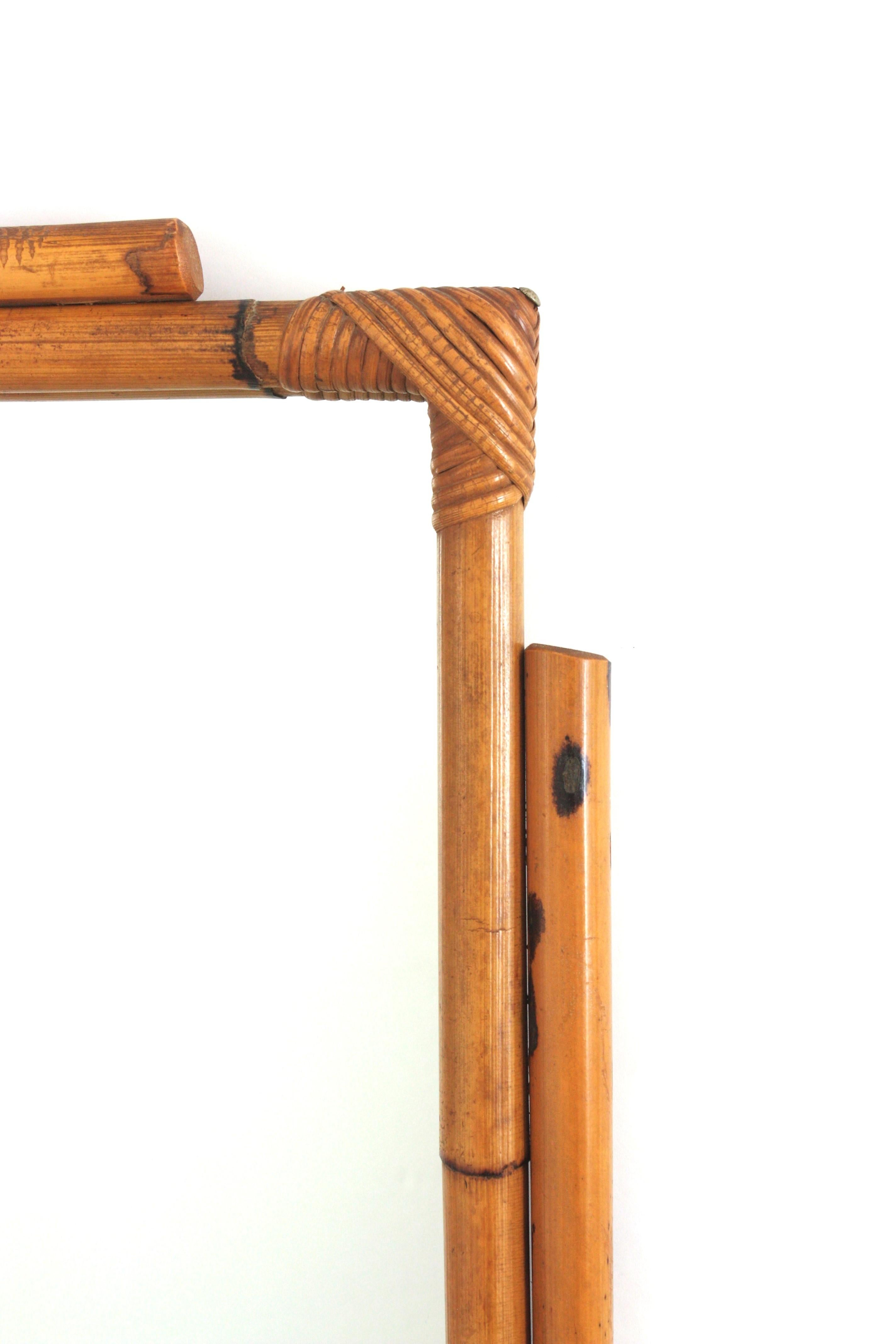 Specchio rettangolare in rattan spagnolo in vendita 1
