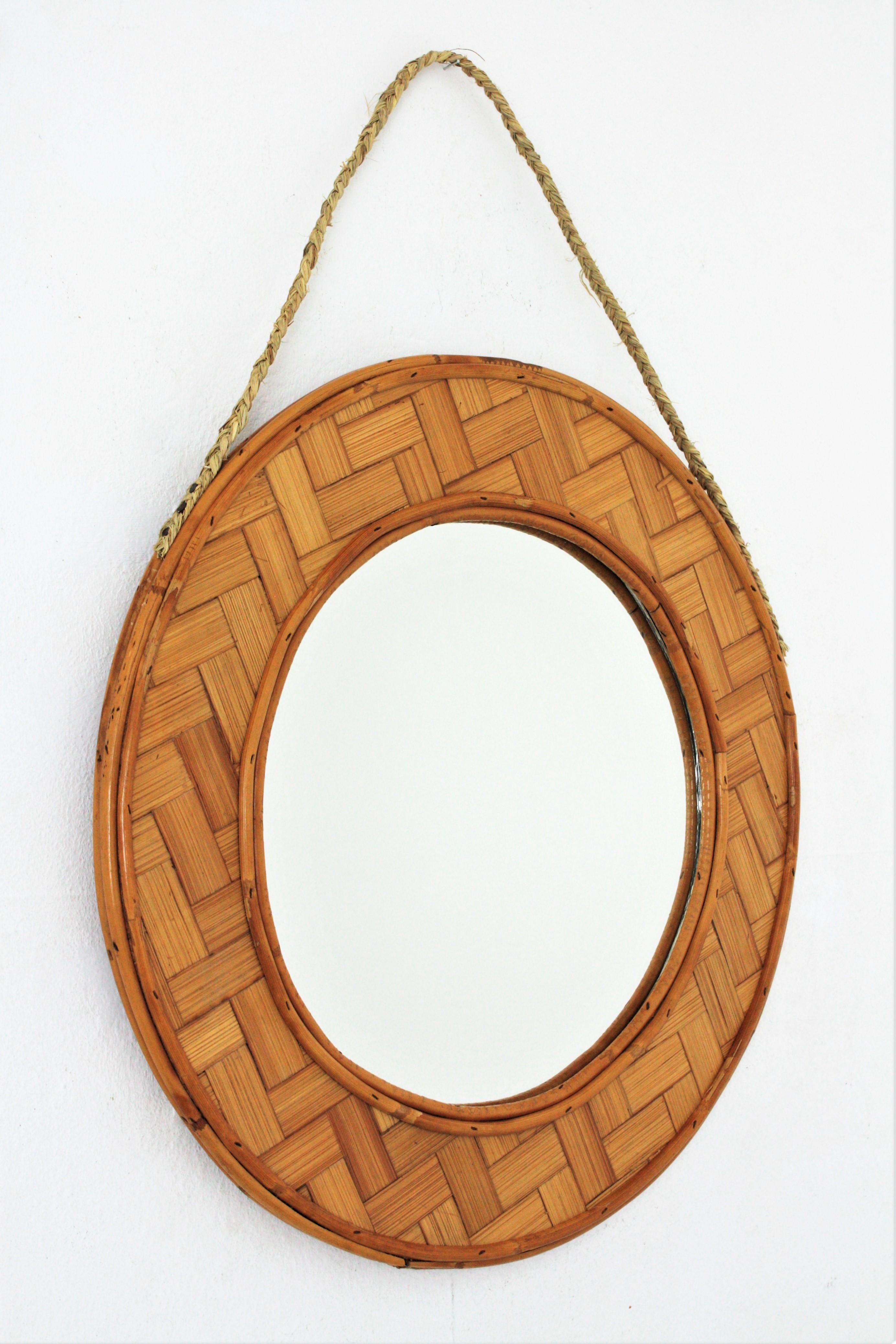 Mid-Century moderno Specchio rotondo in rattan spagnolo intrecciato con bambù in vendita