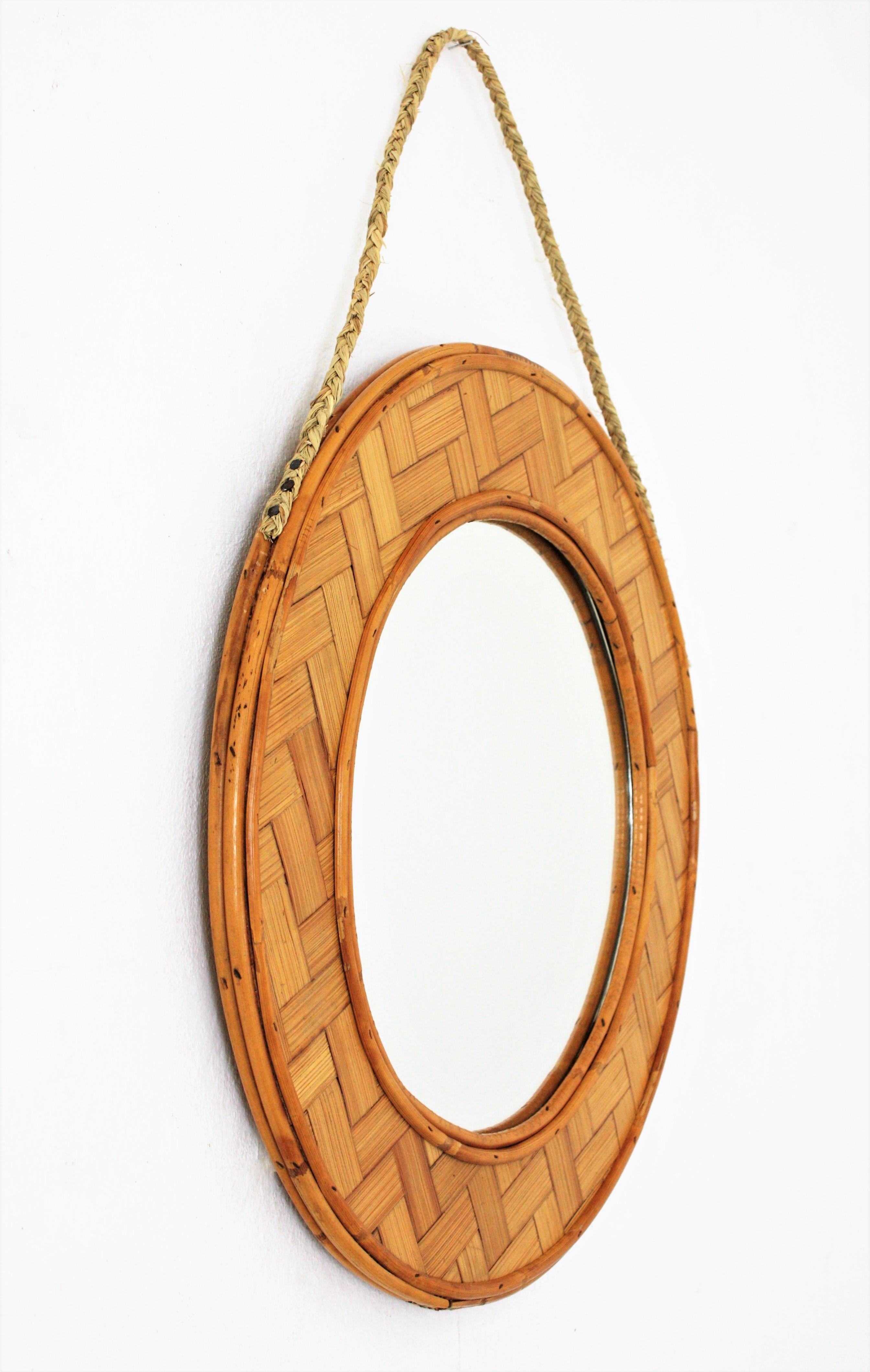 Espagnol Miroir rond en bambou tressé avec du rotin espagnol en vente