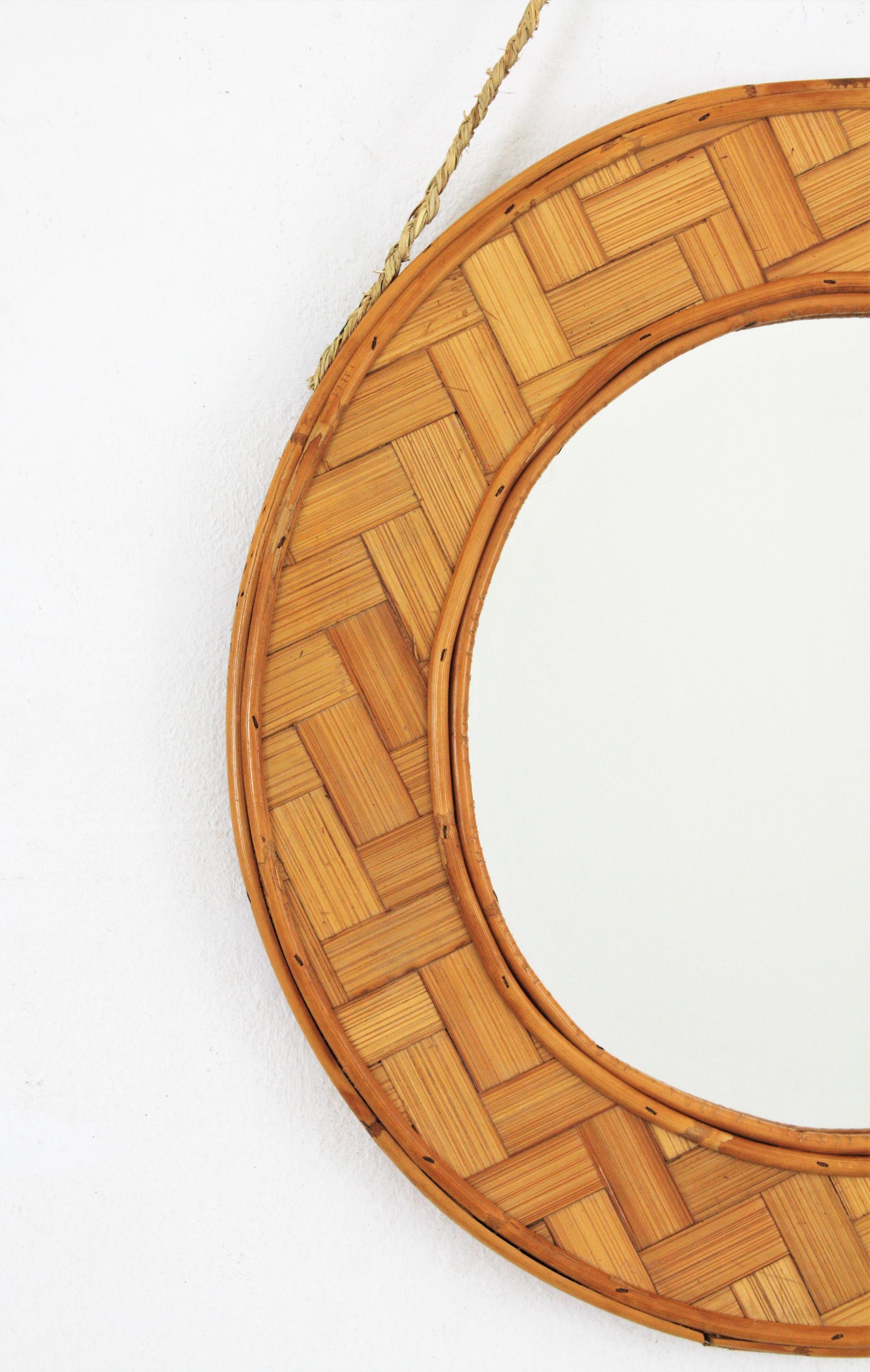 Fatto a mano Specchio rotondo in rattan spagnolo intrecciato con bambù in vendita