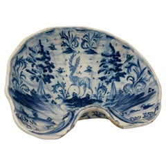 Lavabo spagnolo a forma di conchiglia con smalto a stagno. Provenienza: Puente del Arzobispo, Toledo, 1790-1830
