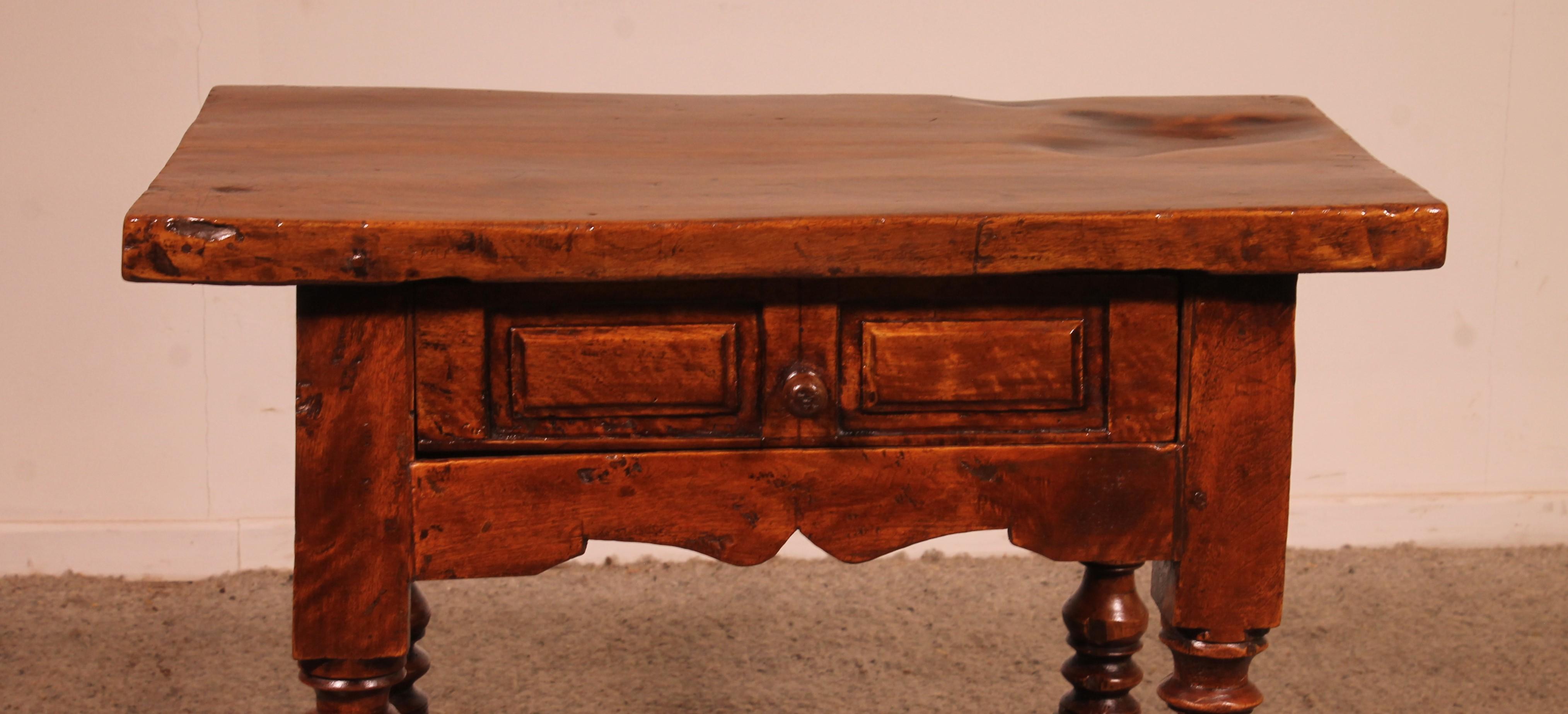 Ravissante petite table espagnole appelée Calle en noyer datant de la Renaissance espagnole.

Très beau petit modèle qui a une très belle base avec un superbe tournage se terminant par des boules.
La table a un tiroir dans la ceinture.
Le tout