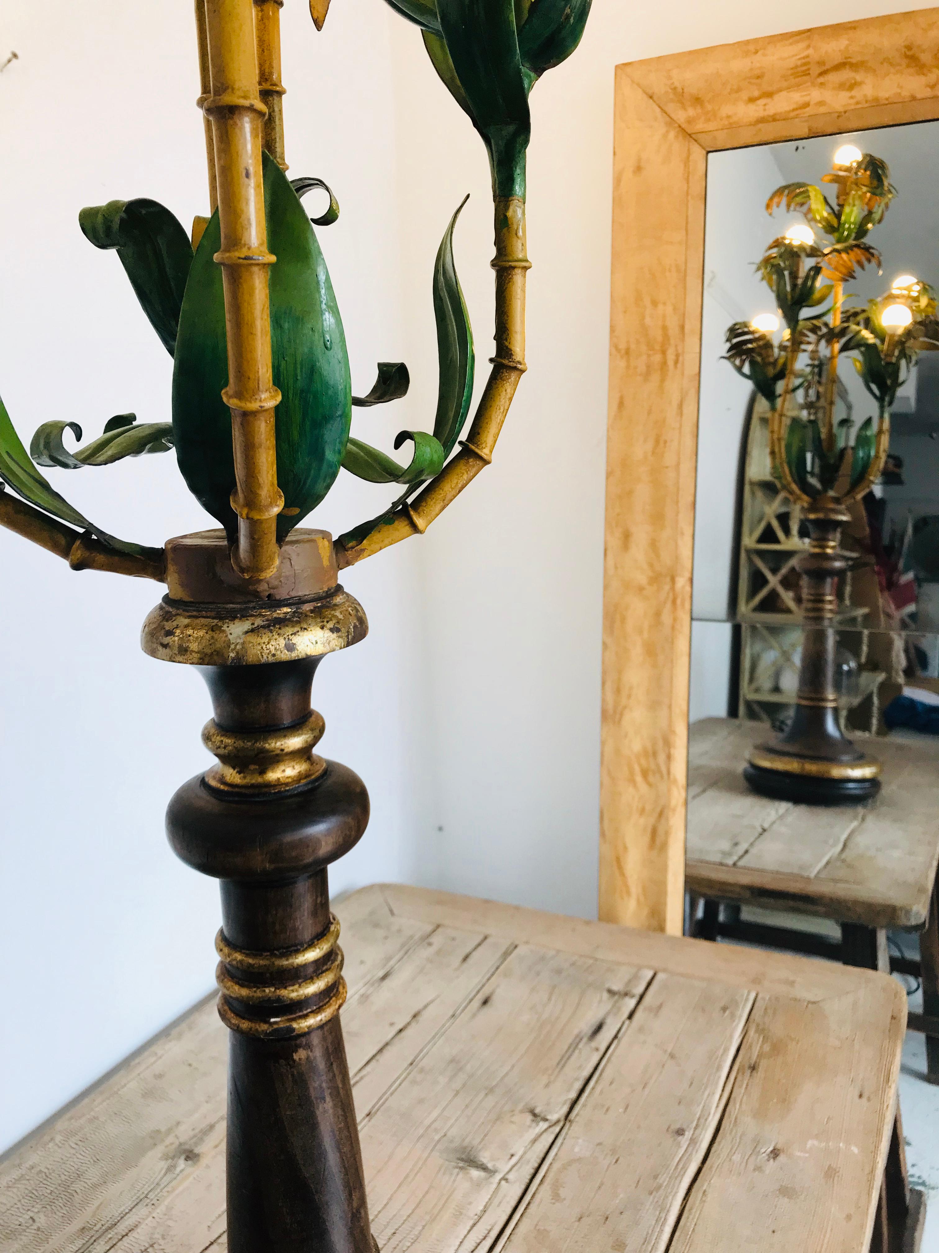 Spanish tropical Tôle Peinte faux palm lamp dating from the end of the 1950s. Tall enough to be a floor lamp, but a big statement when raised up and displayed on a table. This piece is painted metal and sits on a turned wood and gilded base.