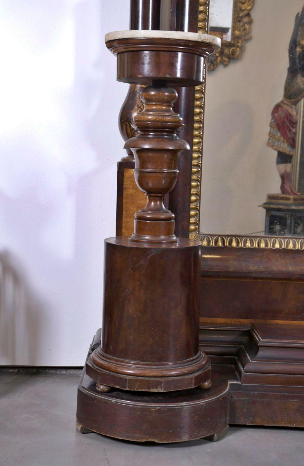 SPANISH TREMÓ REGENCY
MARIA CRISTINA WITH PAIR OF BASES, CIRCA 1840 19th Century

With a crest topped with a golden carving with an allegorical motif of the birth of Venus.
In mahogany wood, carved, turned and gilded. With two mahogany wood bases