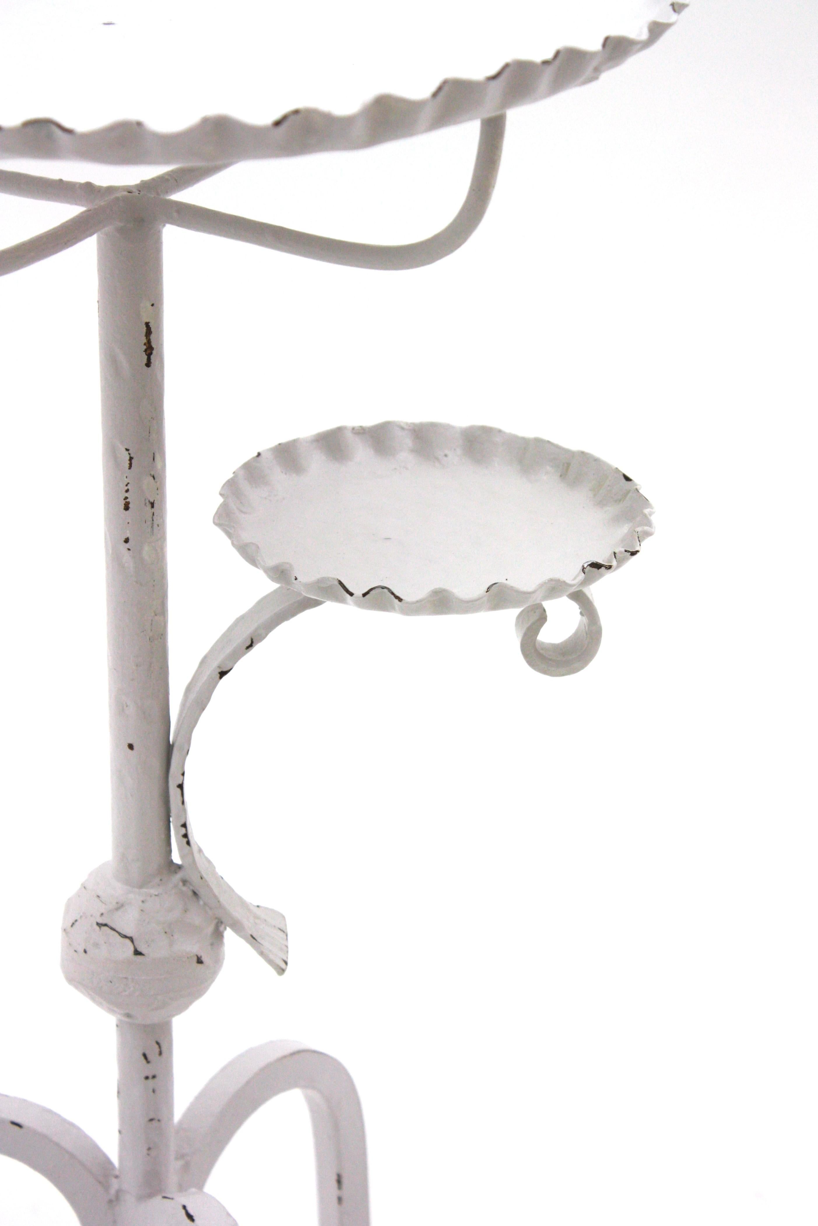 Table à boire tripode espagnole avec cendrier, fer forgé à la main et patine blanche en vente 2