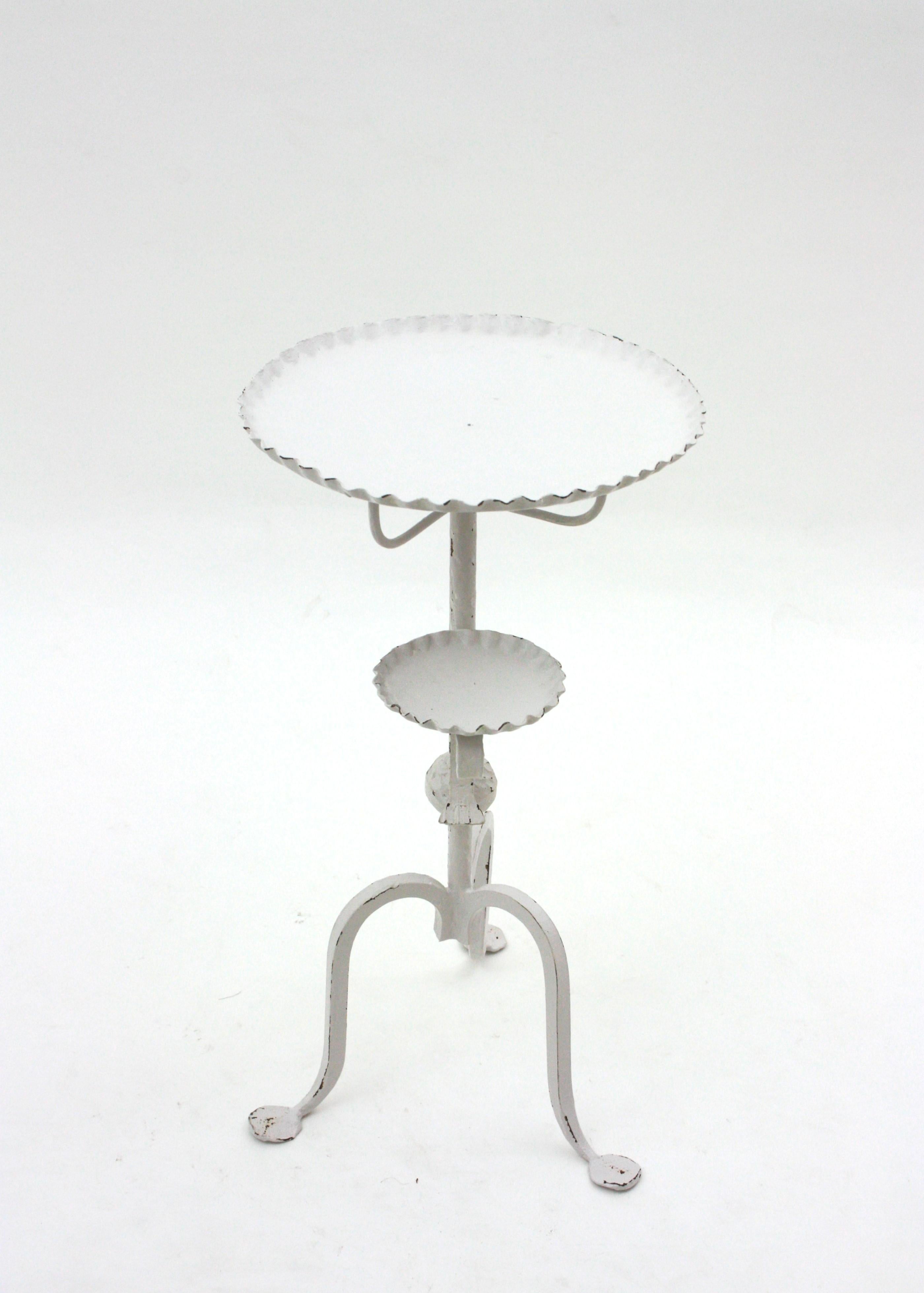 Table à boire tripode espagnole avec cendrier, fer forgé à la main et patine blanche en vente 4