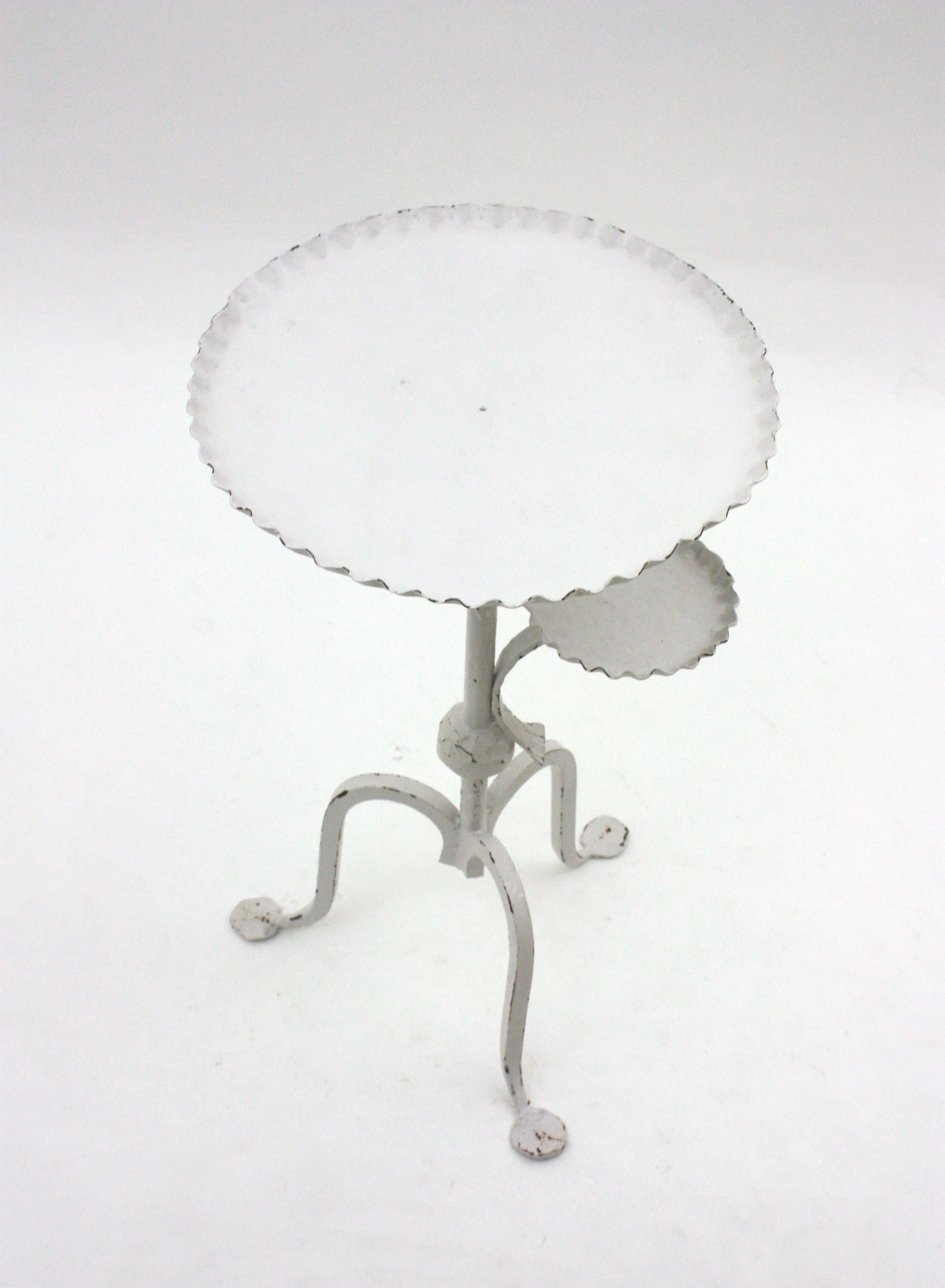 Table à boire tripode espagnole avec cendrier, fer forgé à la main et patine blanche en vente 5