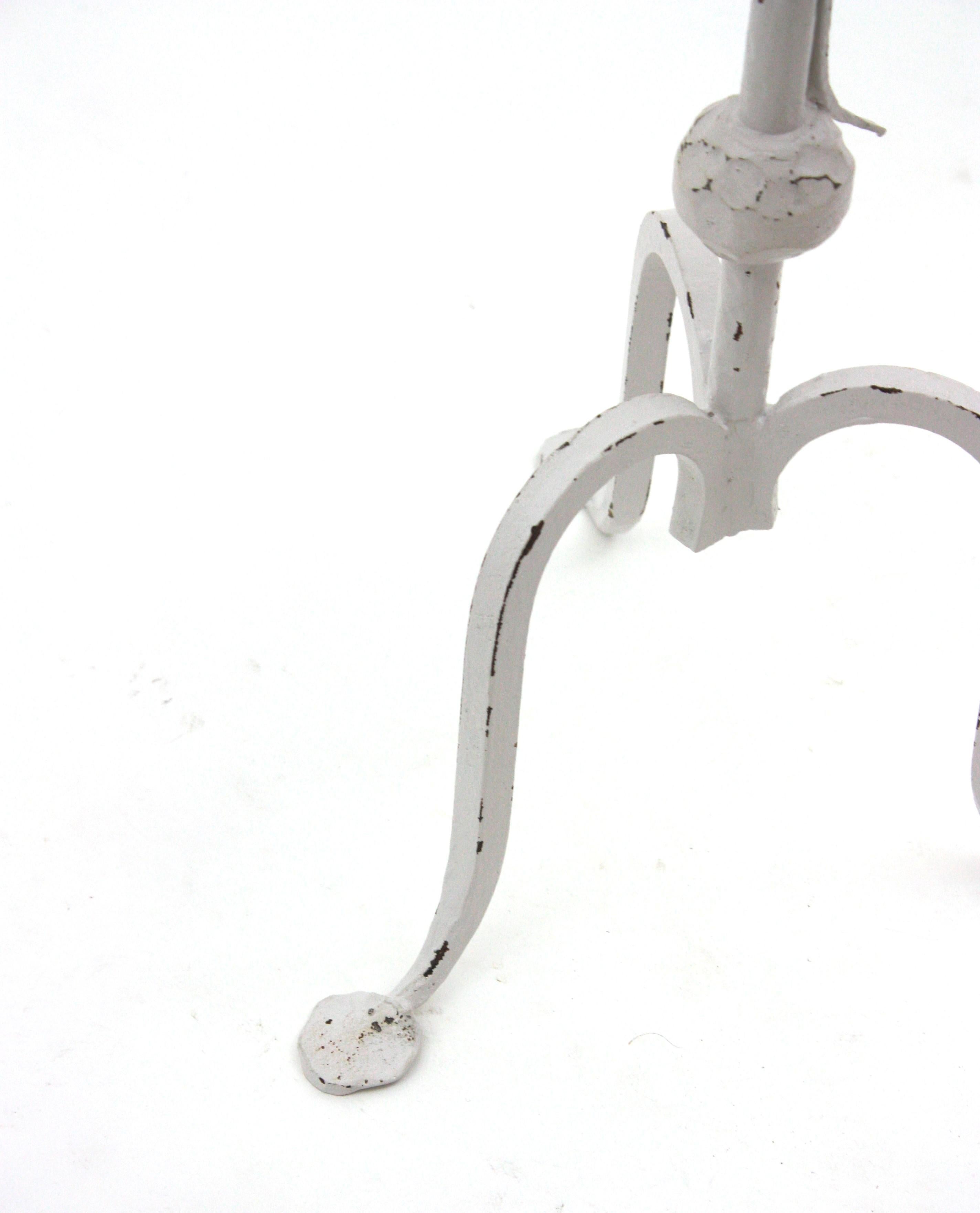 Table à boire tripode espagnole avec cendrier, fer forgé à la main et patine blanche en vente 6