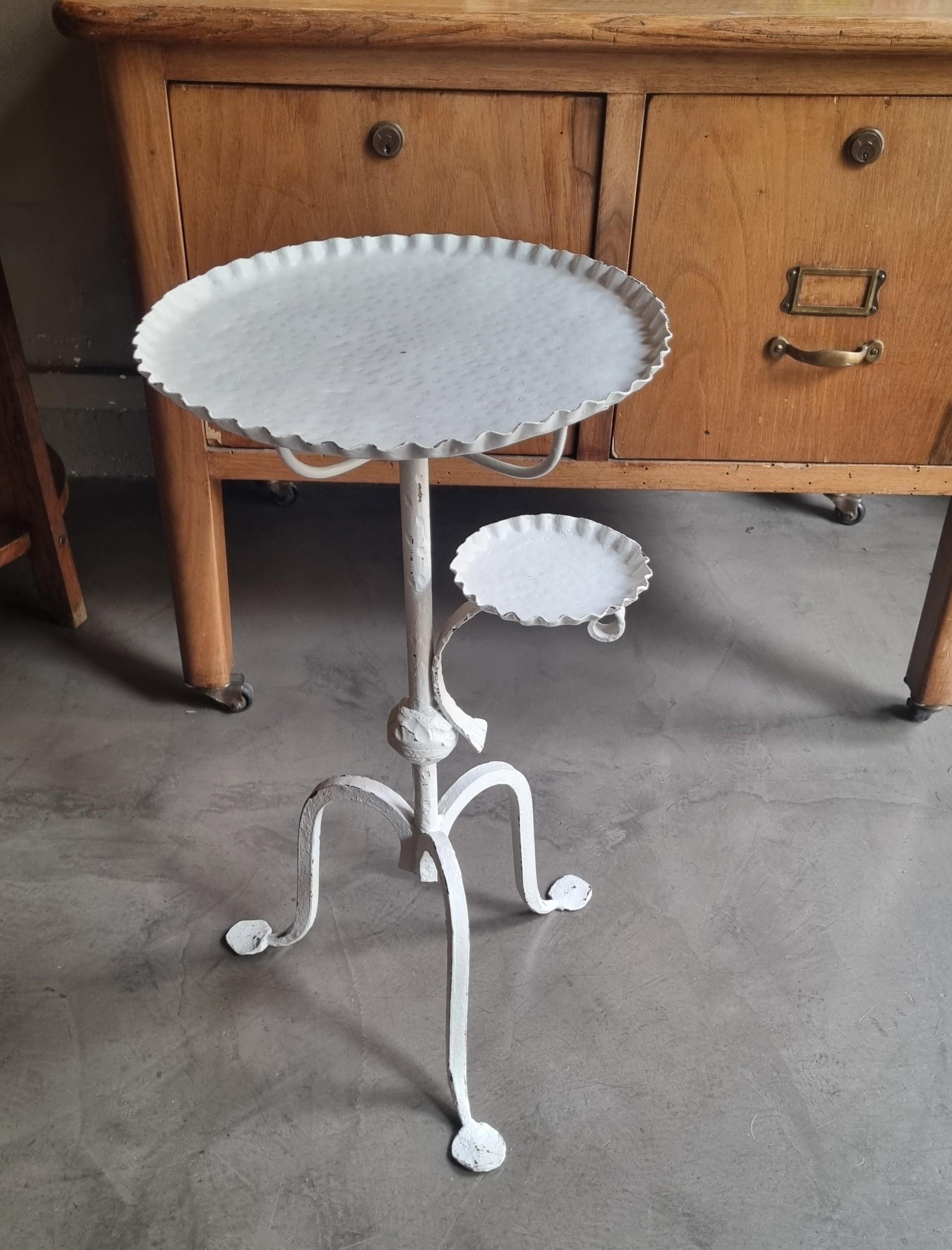 Table à boire tripode espagnole avec cendrier, fer forgé à la main et patine blanche en vente 7