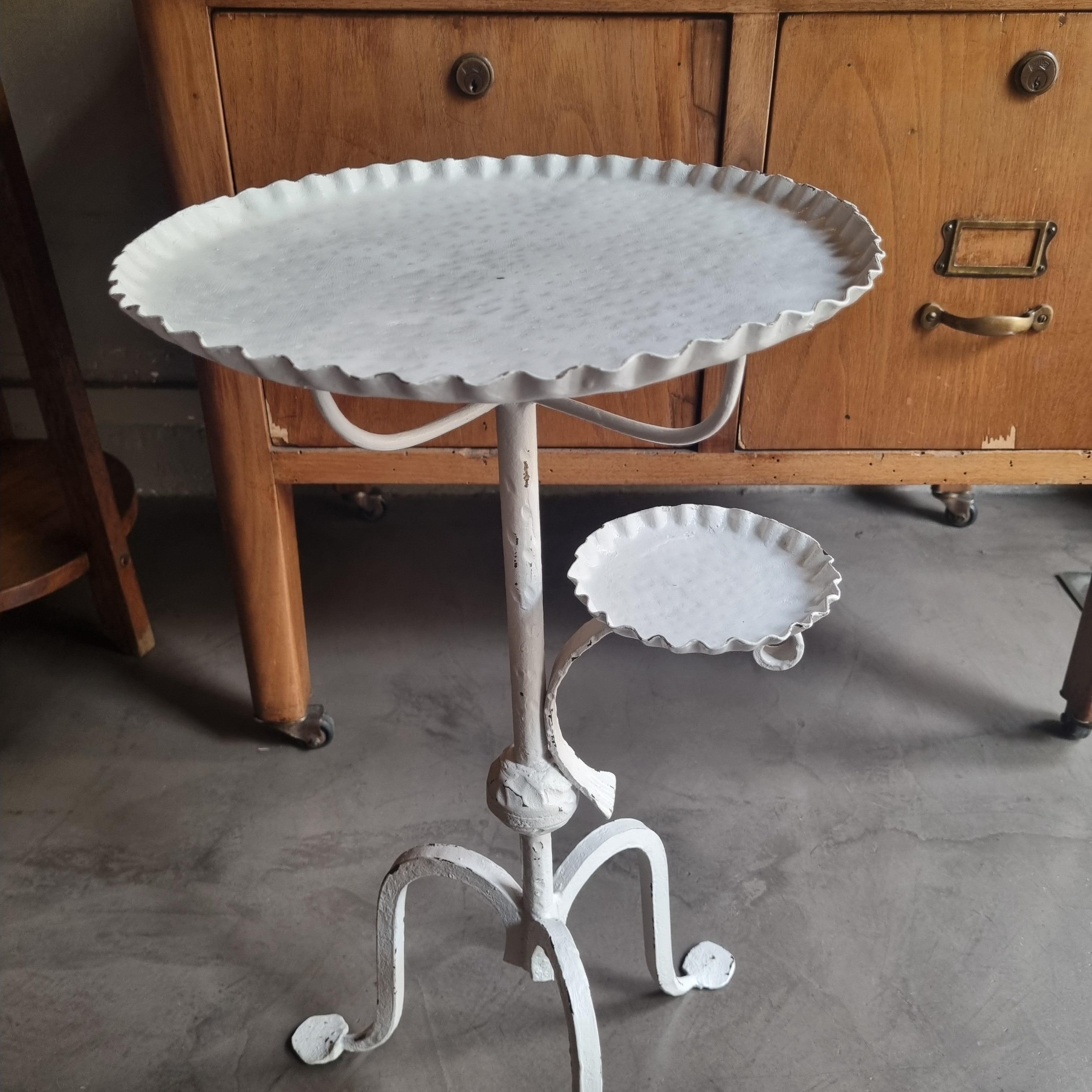 Table à boire tripode espagnole avec cendrier, fer forgé à la main et patine blanche en vente 8