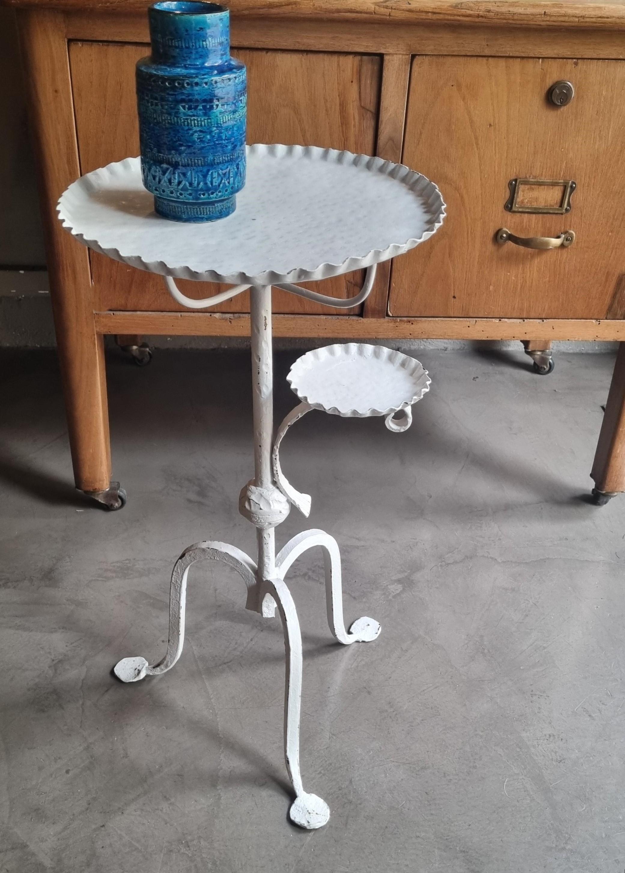 Hollywood Regency Table à boire tripode espagnole avec cendrier, fer forgé à la main et patine blanche en vente
