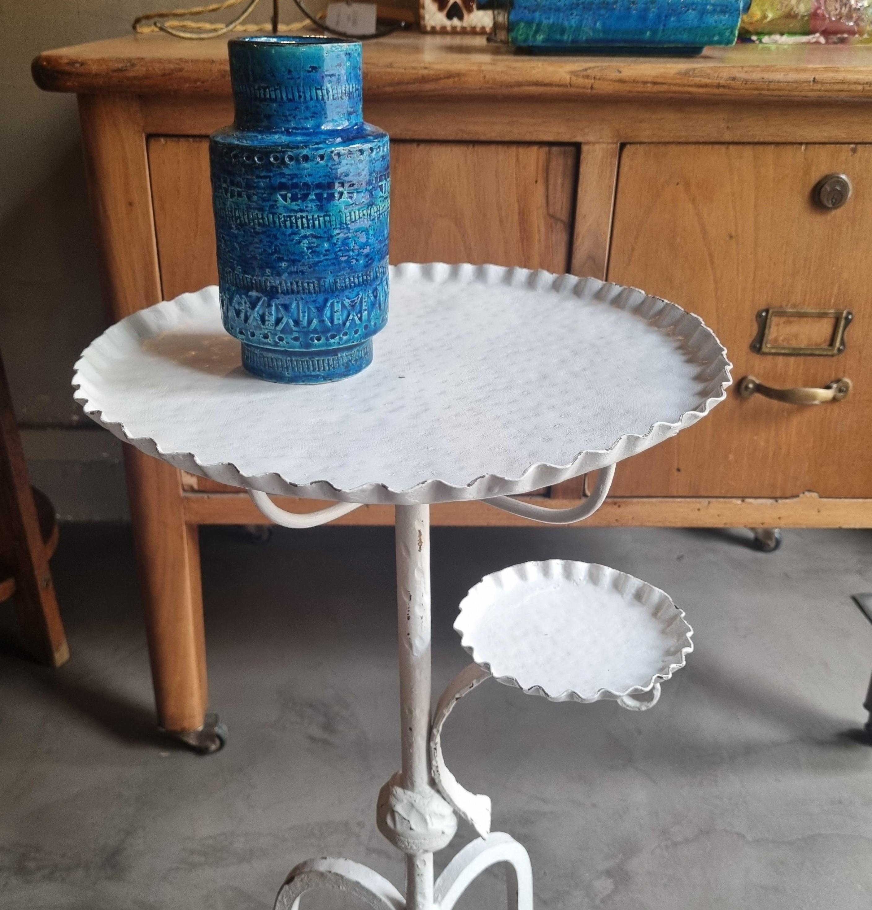 Espagnol Table à boire tripode espagnole avec cendrier, fer forgé à la main et patine blanche en vente