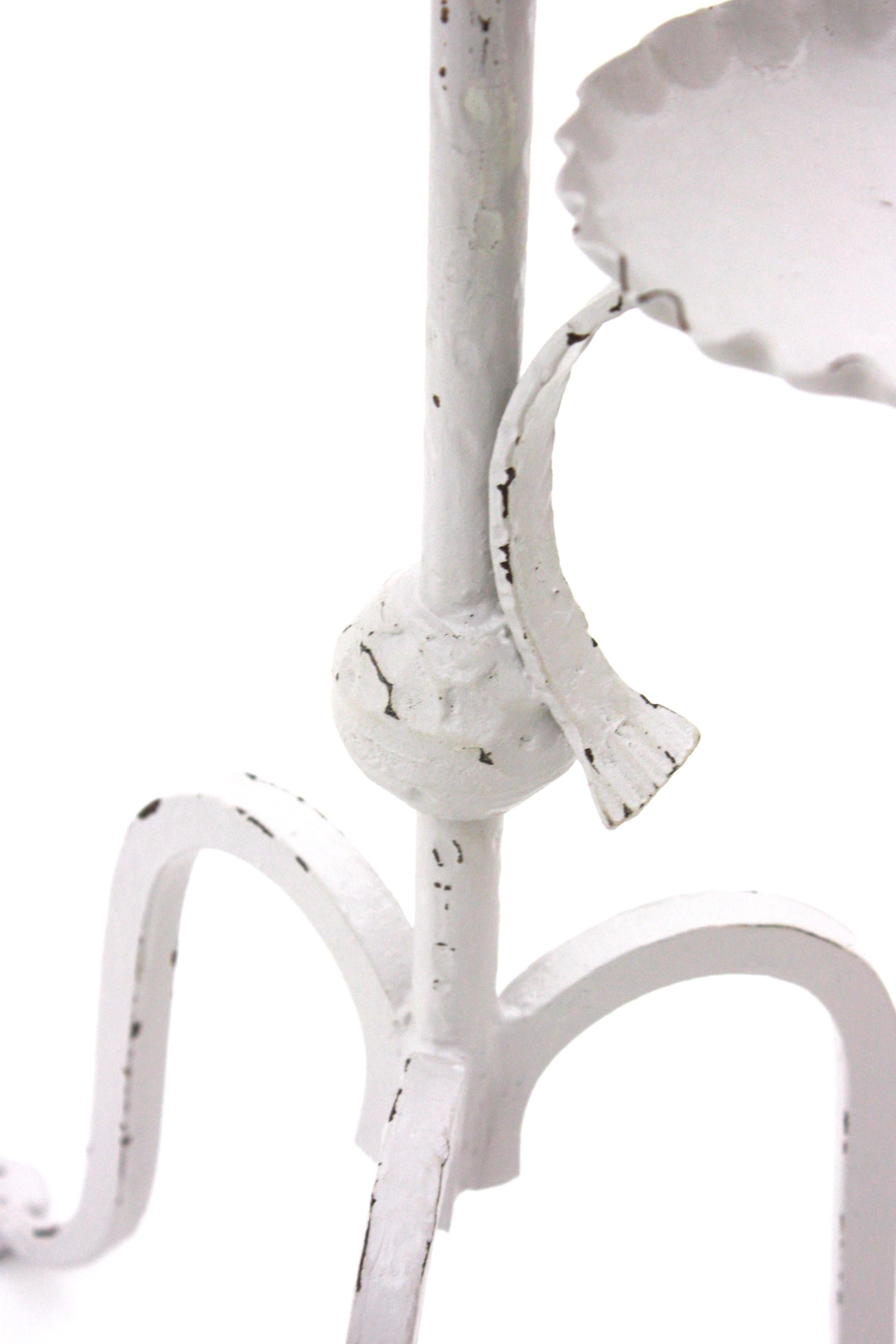 Forgé Table à boire tripode espagnole avec cendrier, fer forgé à la main et patine blanche en vente