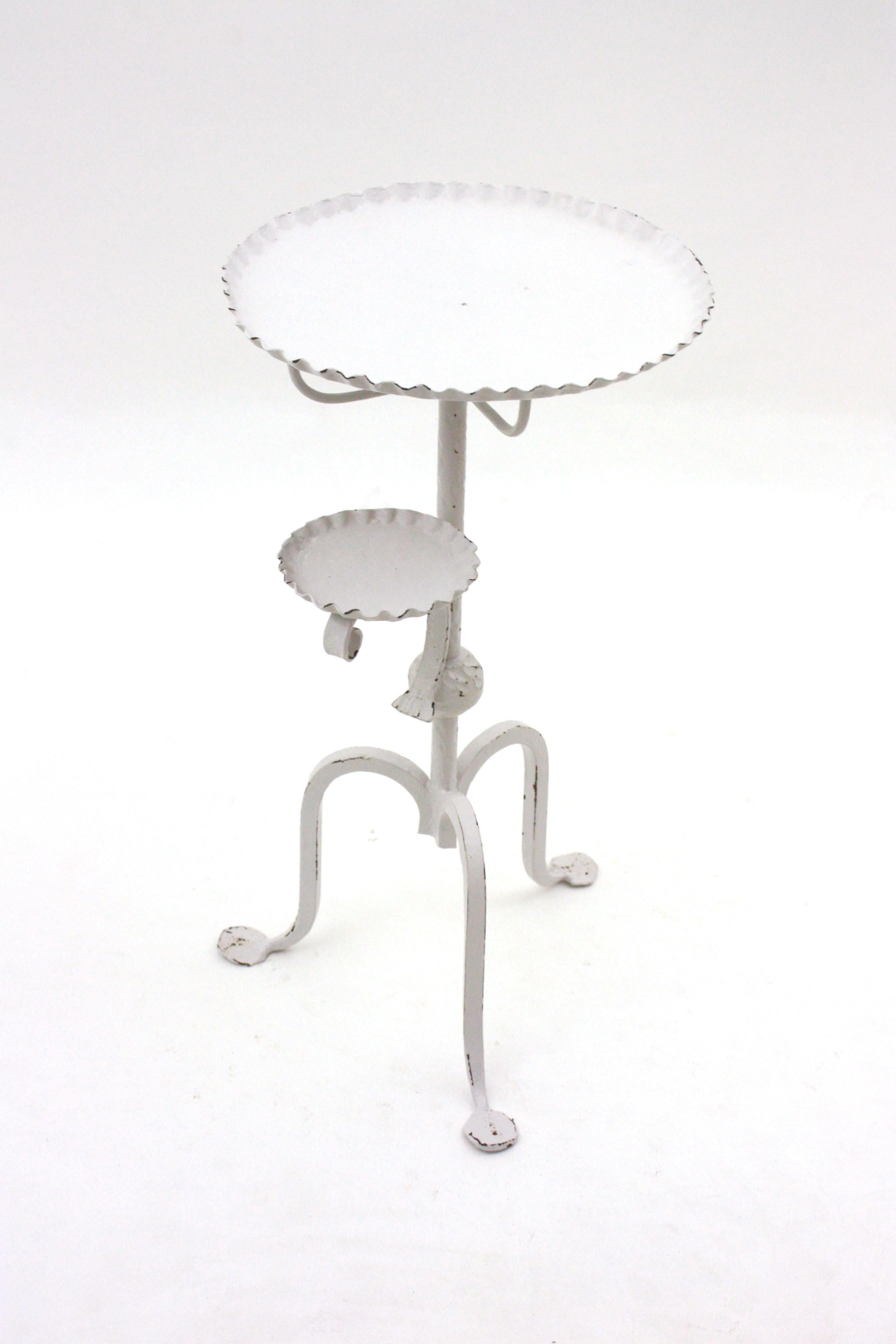 Table à boire tripode espagnole avec cendrier, fer forgé à la main et patine blanche Bon état - En vente à Barcelona, ES