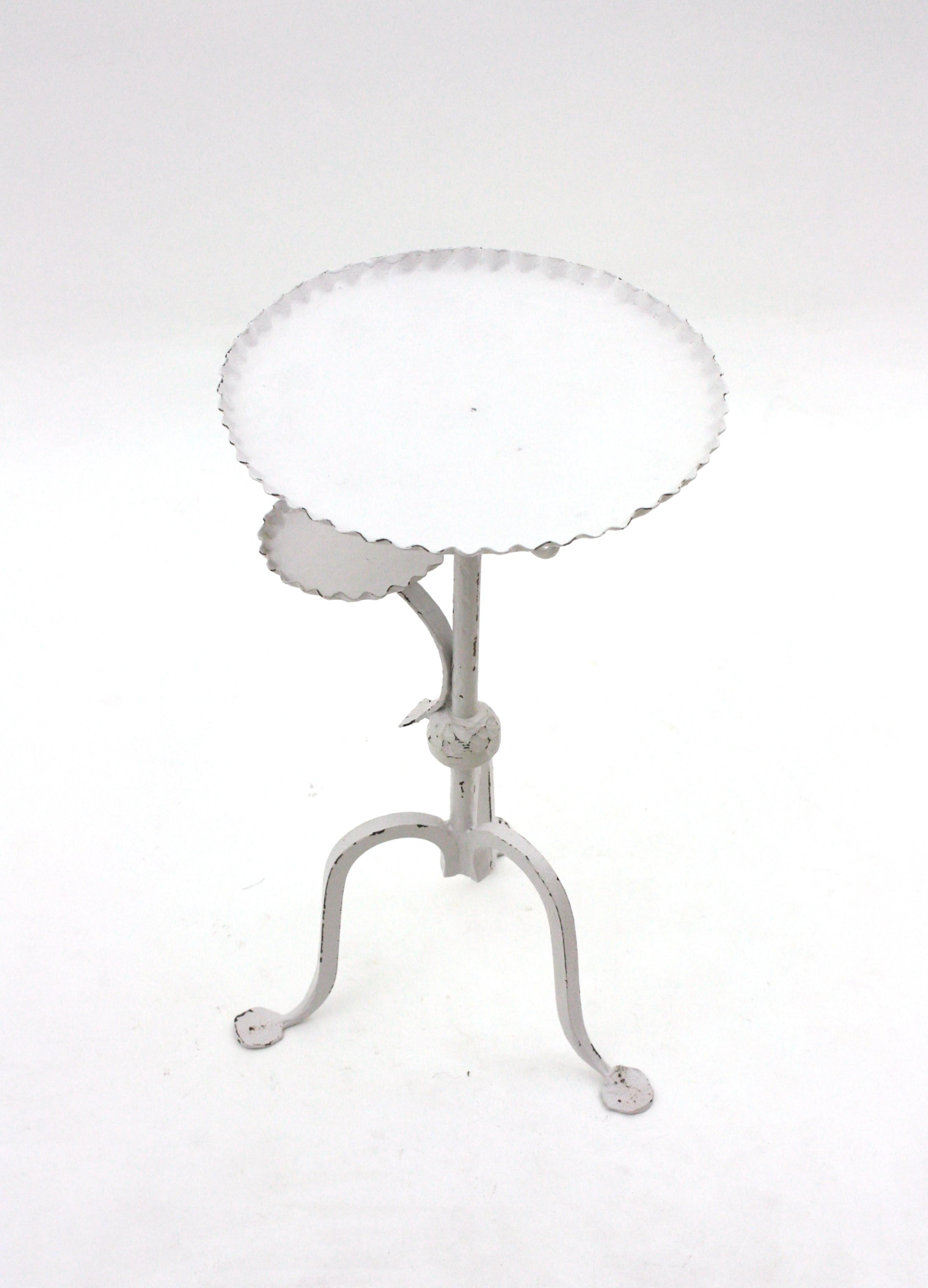20ième siècle Table à boire tripode espagnole avec cendrier, fer forgé à la main et patine blanche en vente