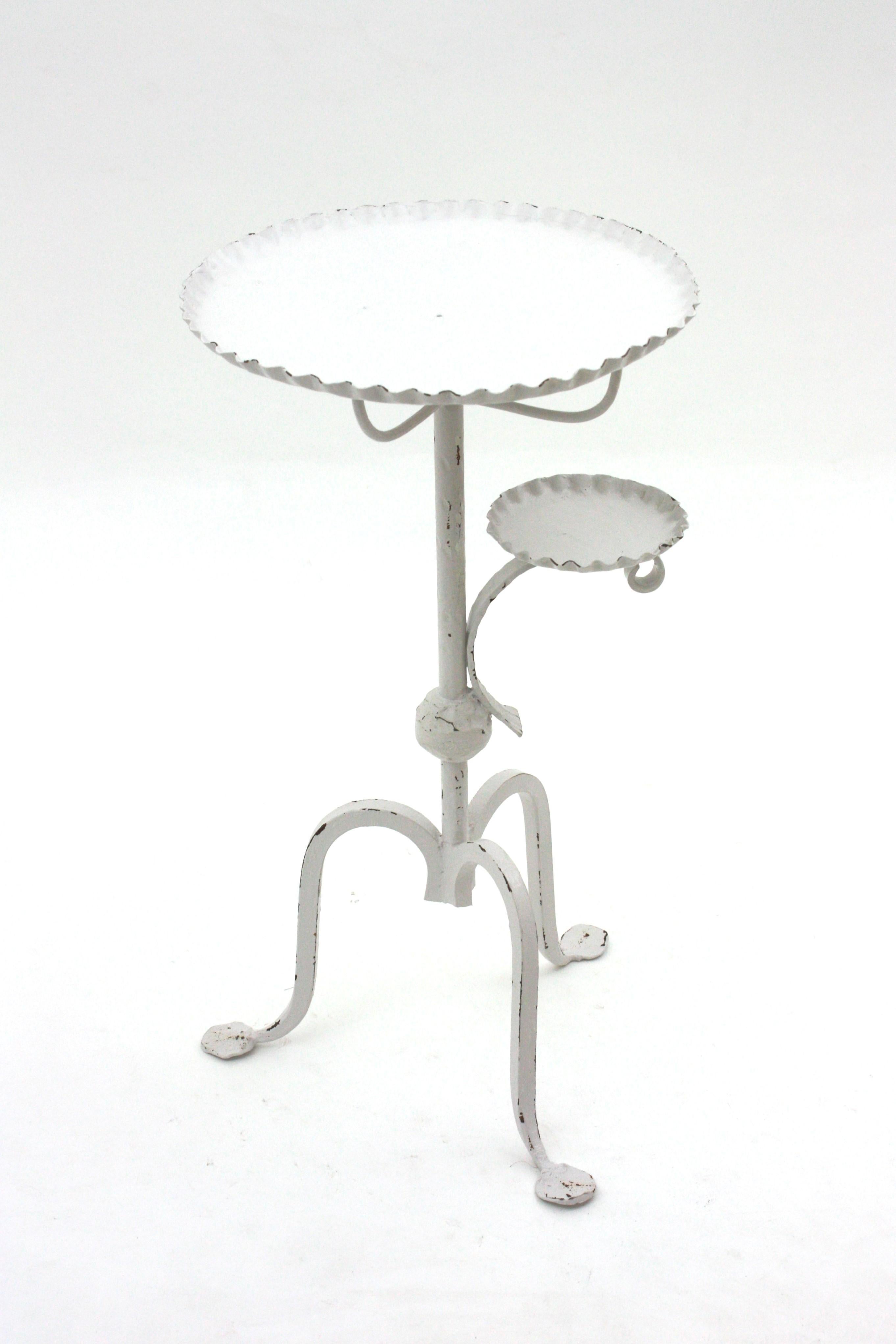 Fer Table à boire tripode espagnole avec cendrier, fer forgé à la main et patine blanche en vente