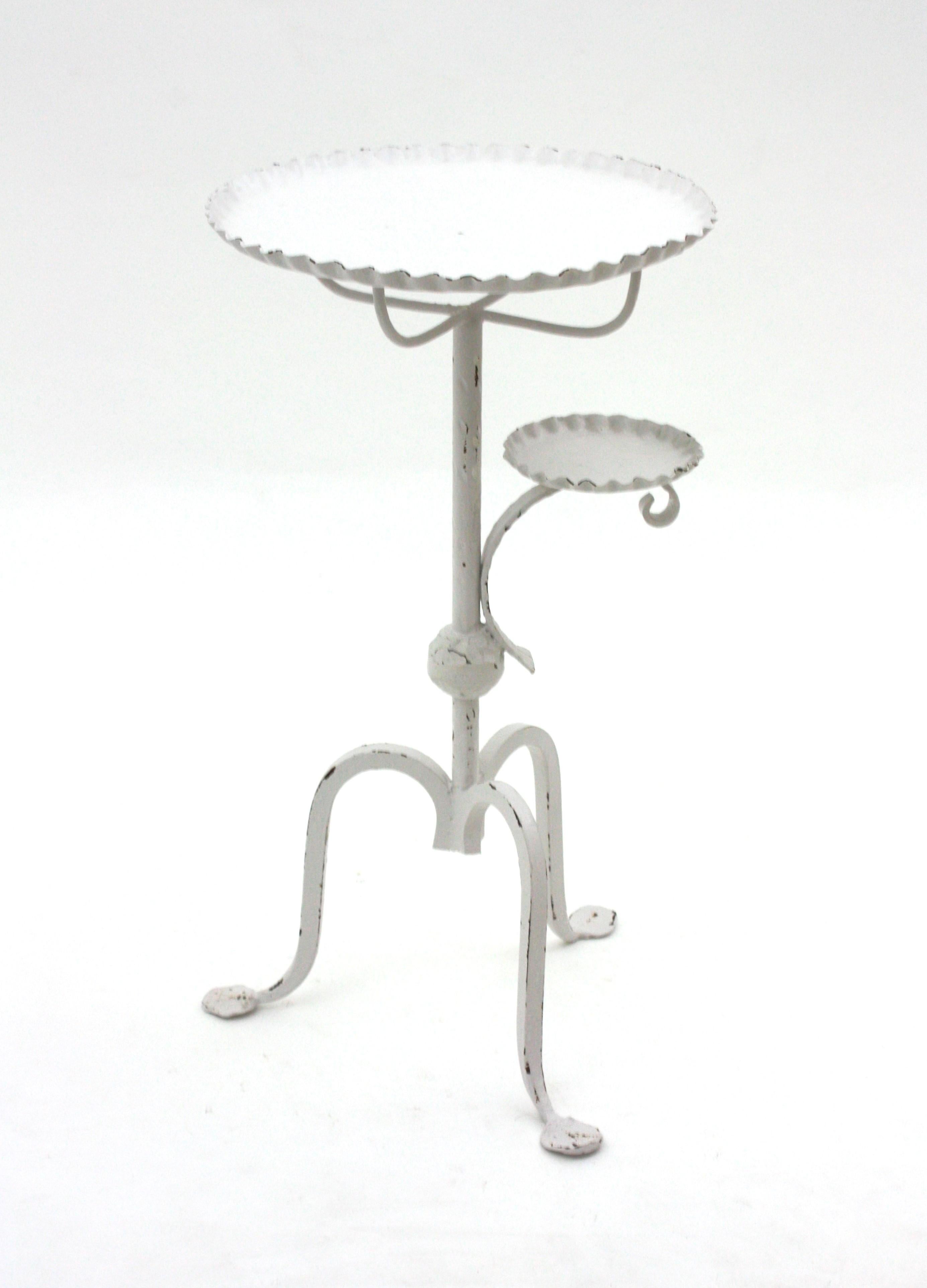 Table à boire tripode espagnole avec cendrier, fer forgé à la main et patine blanche en vente 1