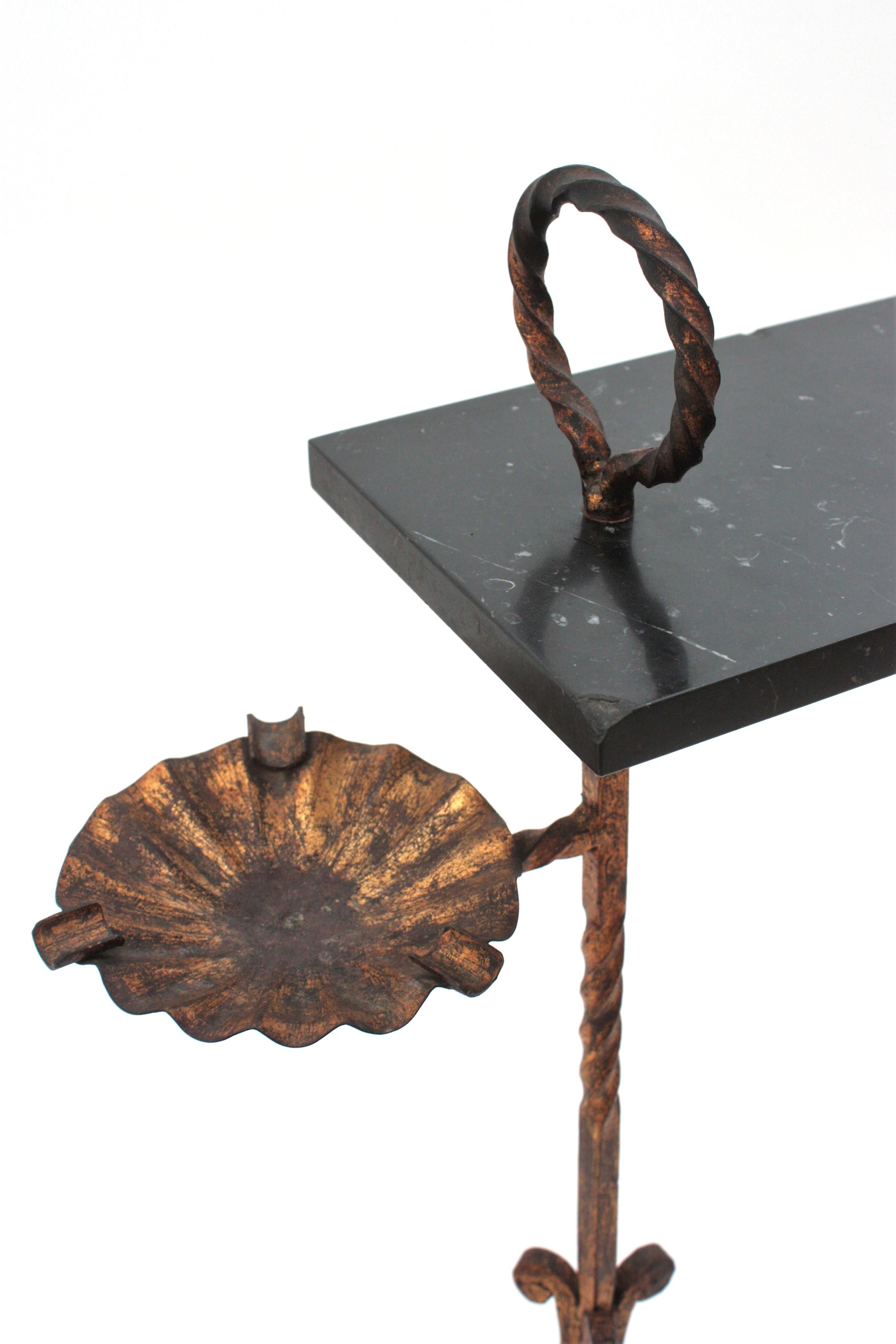 Table à boissons à trois pieds espagnole avec cendrier en fer doré et marbre, années 1950 en vente 3