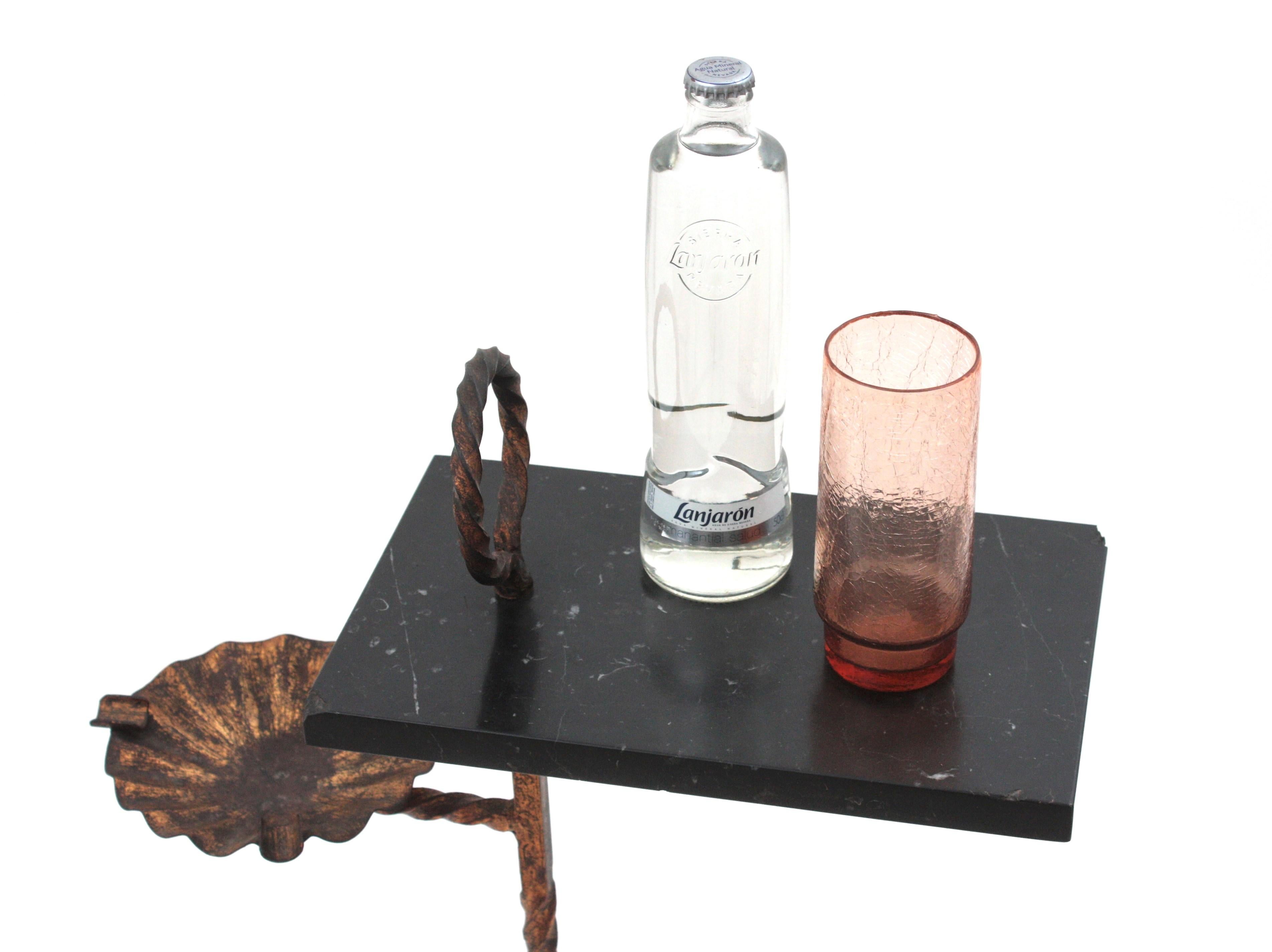 Table à boissons à trois pieds espagnole avec cendrier en fer doré et marbre, années 1950 en vente 5