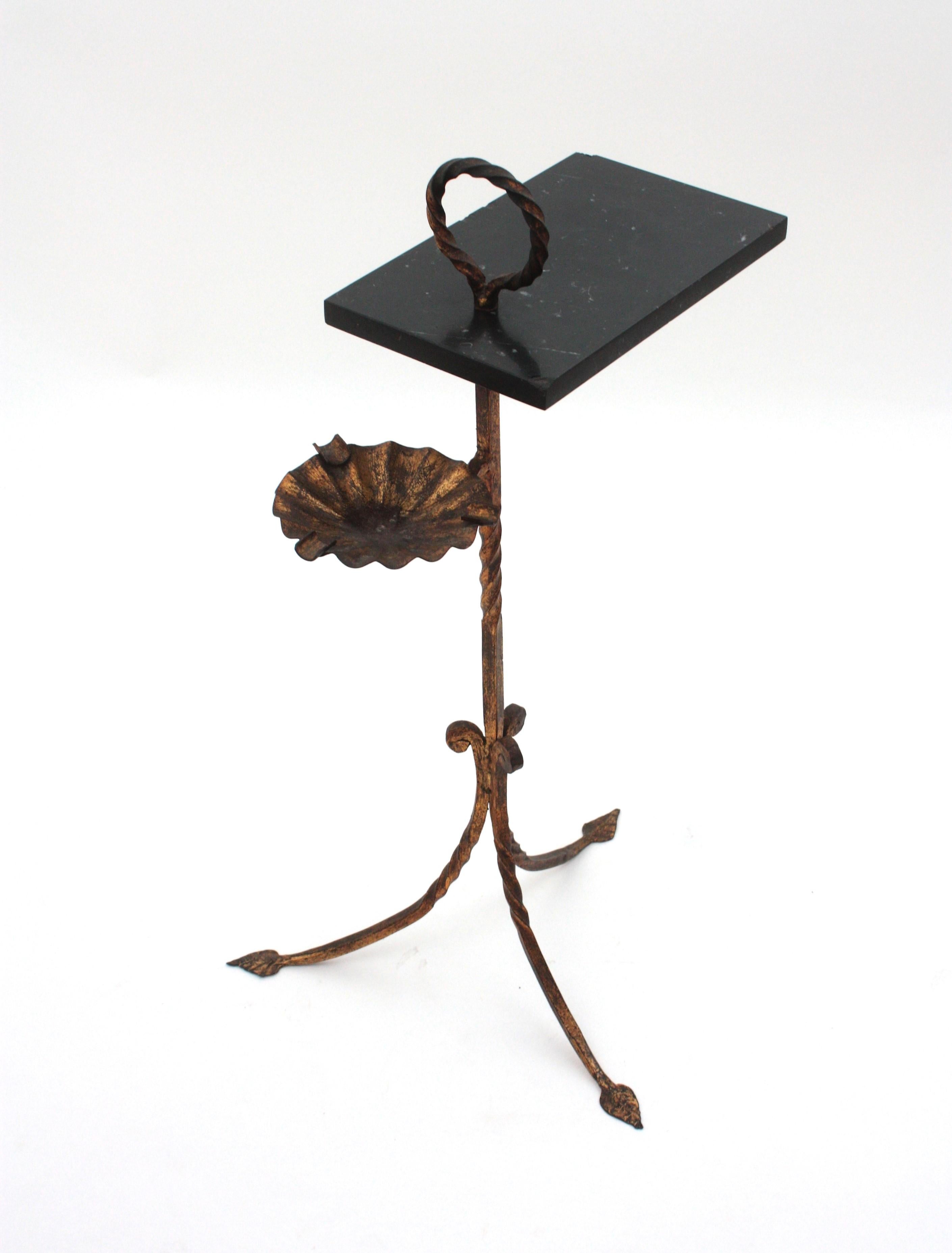 Table à boissons à trois pieds espagnole avec cendrier en fer doré et marbre, années 1950 en vente 7