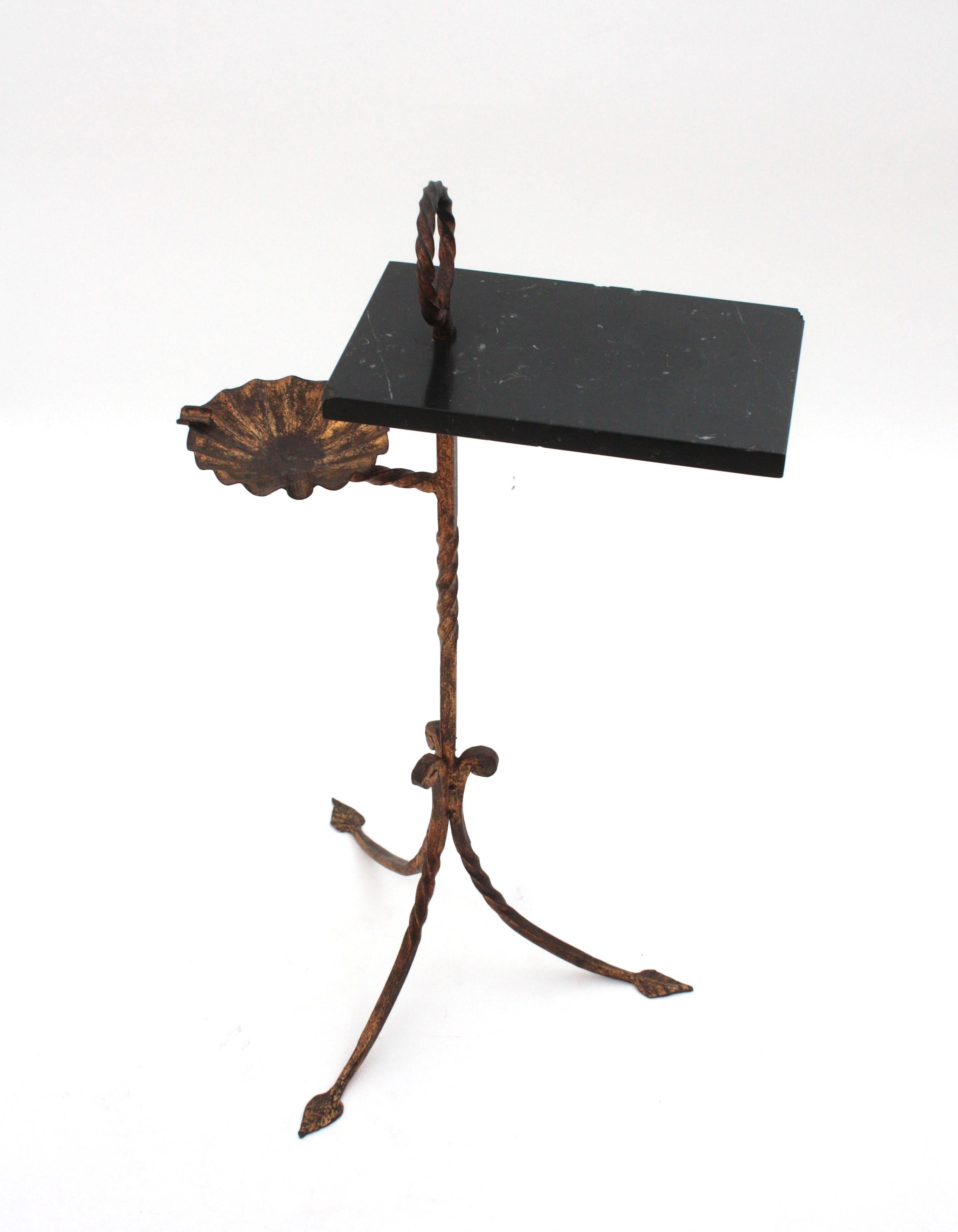 Table à boissons à trois pieds espagnole avec cendrier en fer doré et marbre, années 1950 en vente 8
