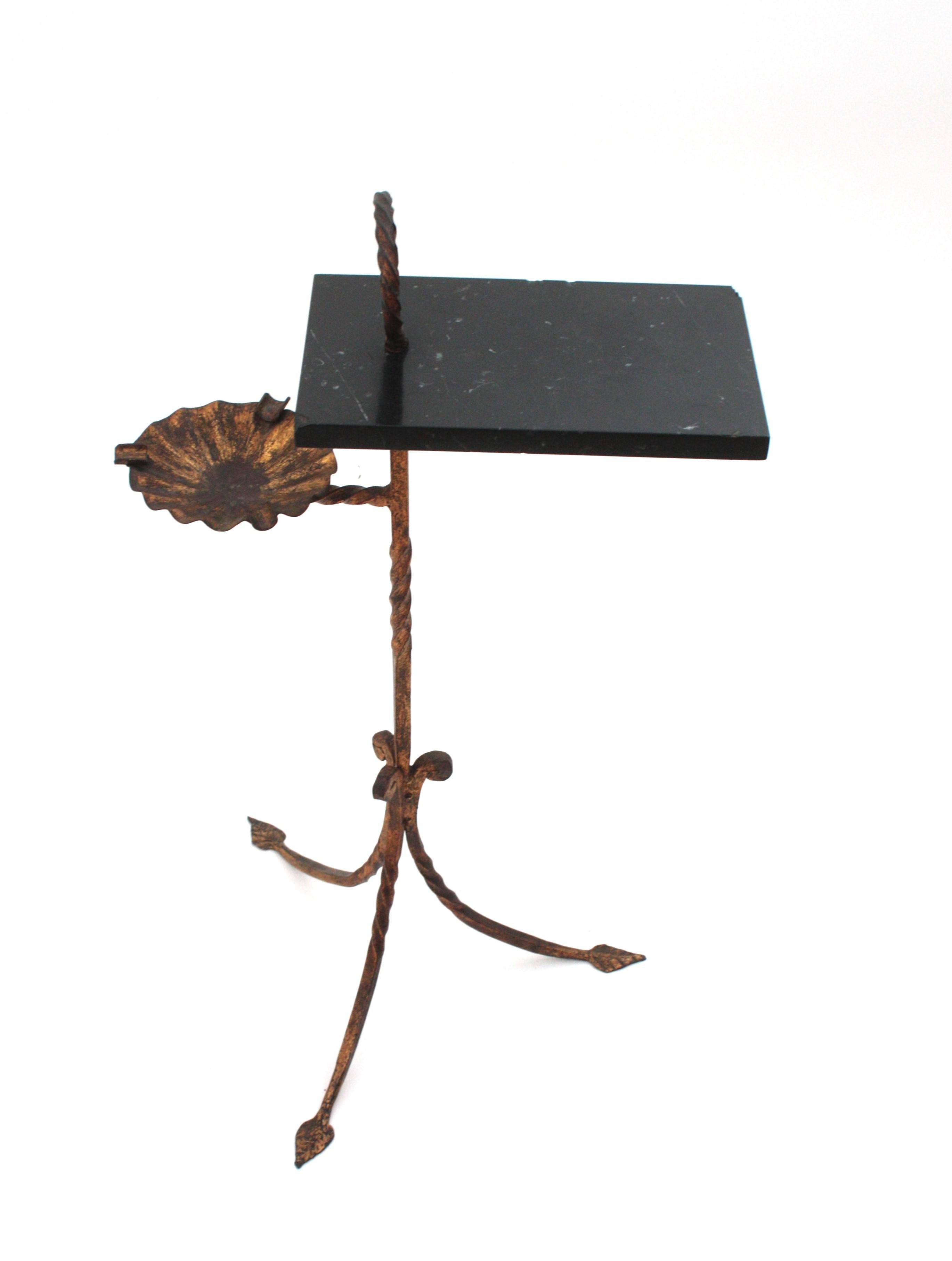 Table à boissons à trois pieds espagnole avec cendrier en fer doré et marbre, années 1950 en vente 9