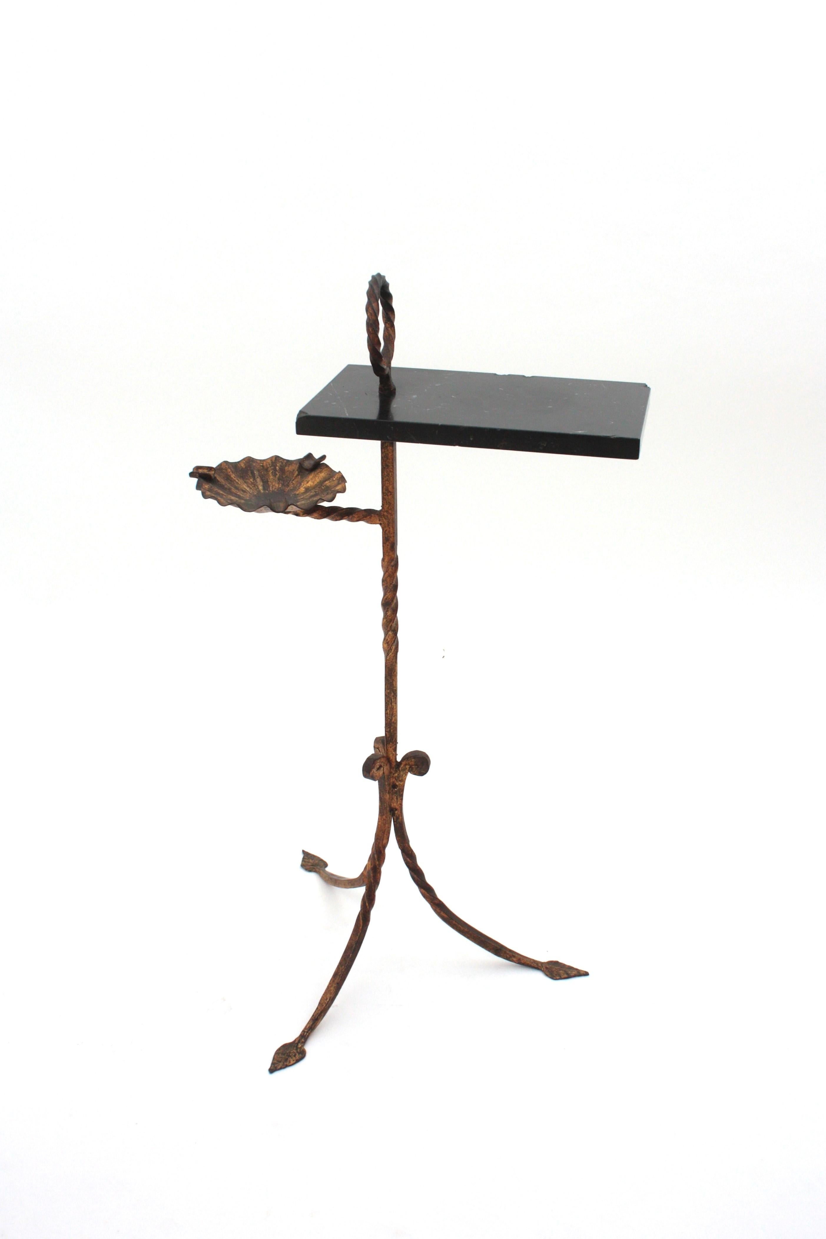 Table à boissons à trois pieds espagnole avec cendrier en fer doré et marbre, années 1950 en vente 10