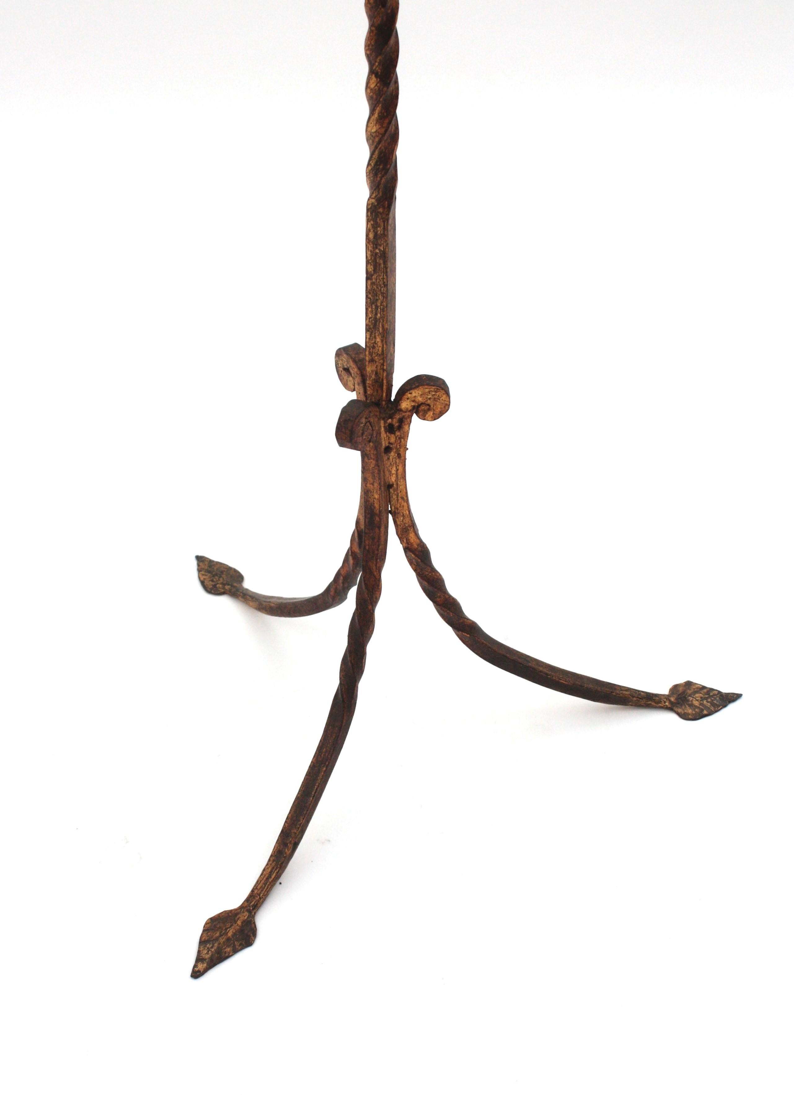 Table à boissons à trois pieds espagnole avec cendrier en fer doré et marbre, années 1950 en vente 11